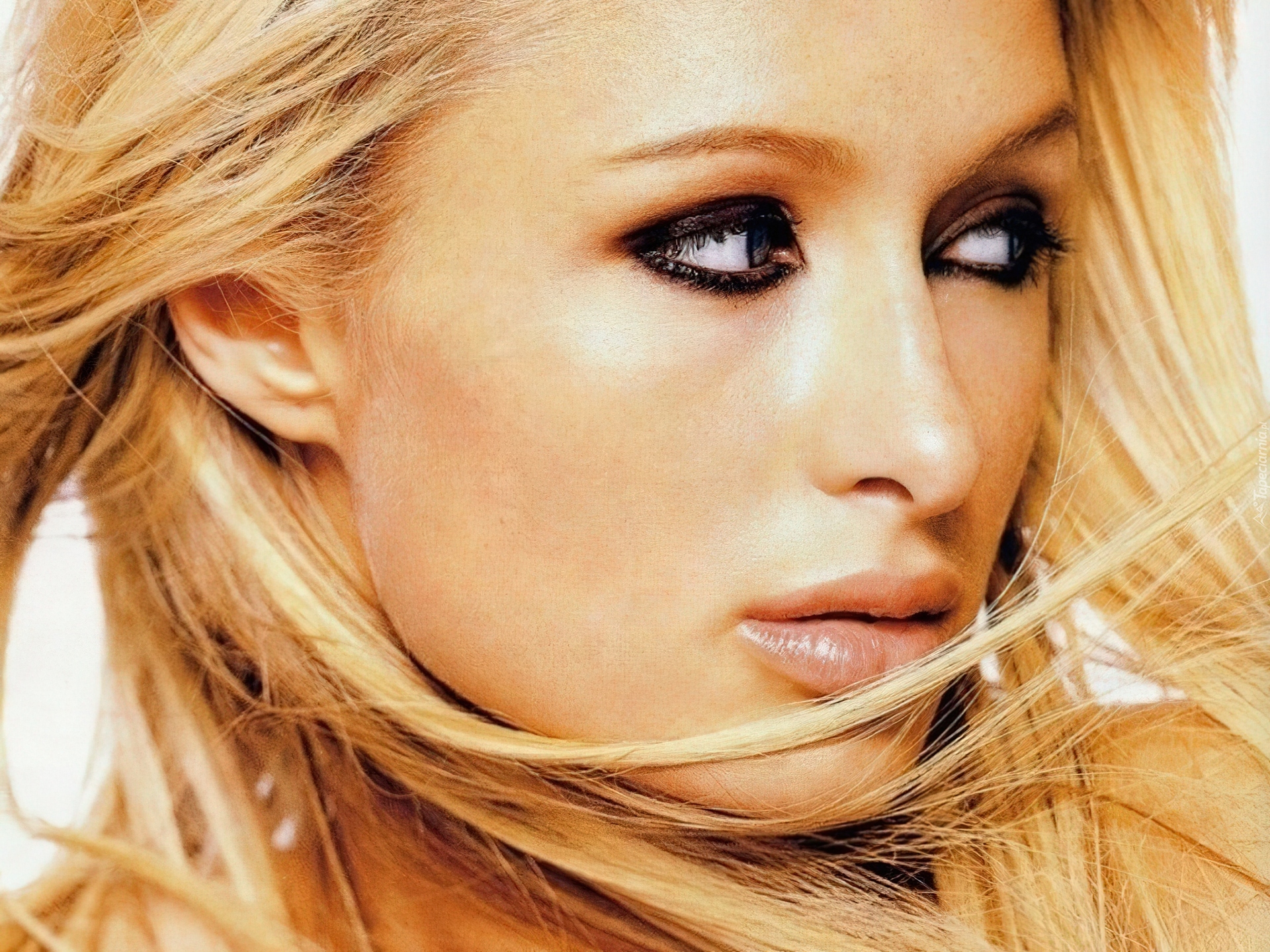 Paris Hilton, Buzia