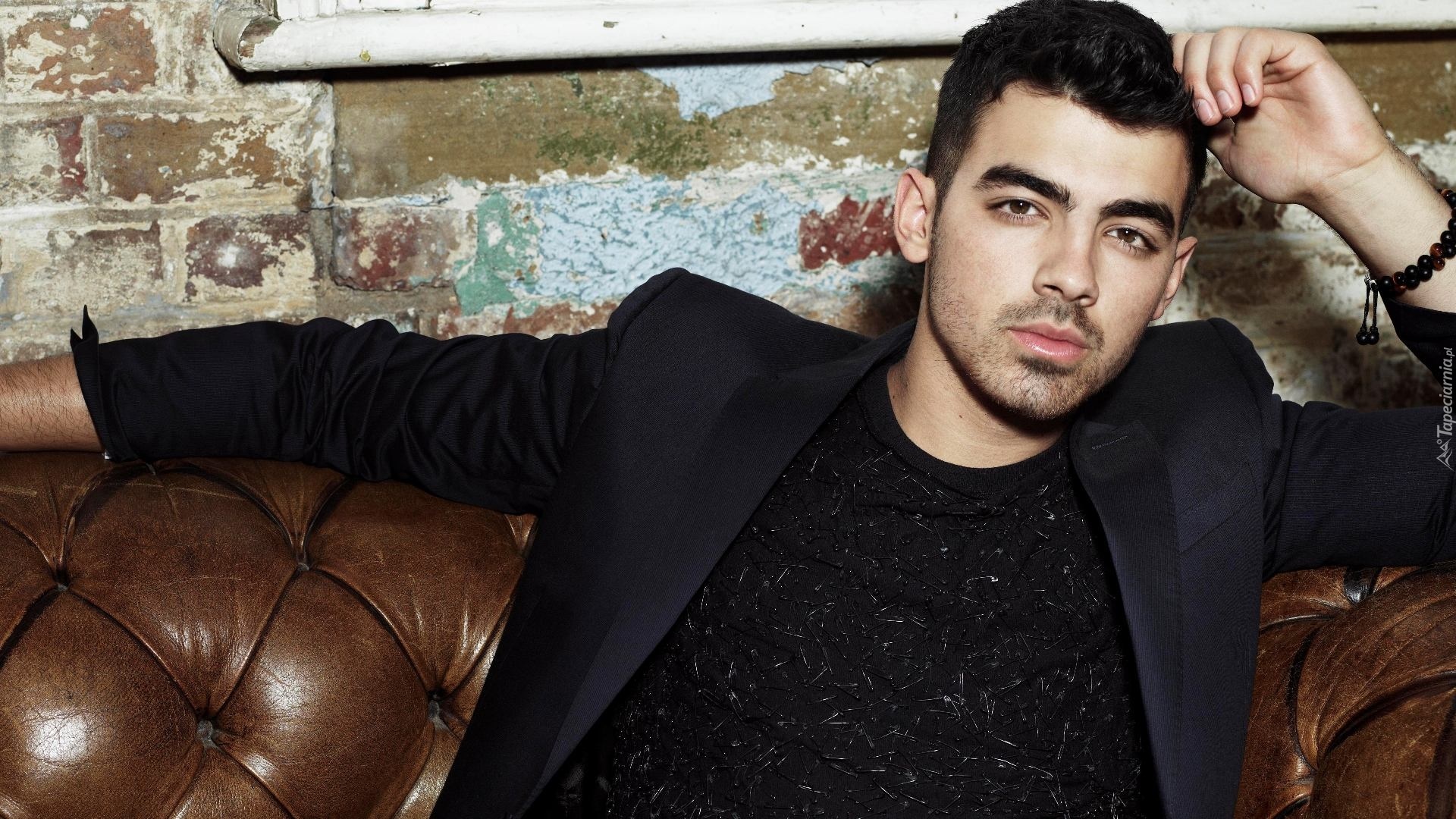 Joe Jonas, Marynarka, Kanapa