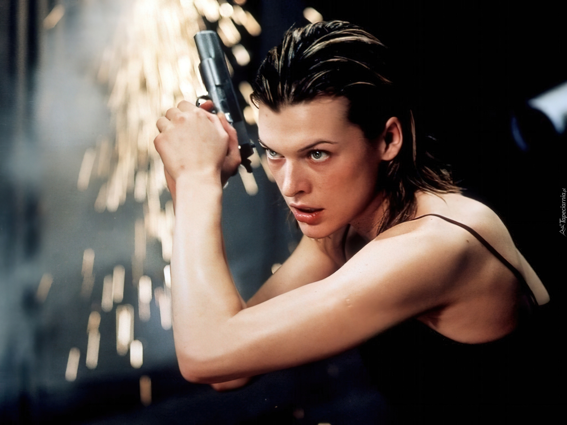 Milla Jovovich, Pistolet