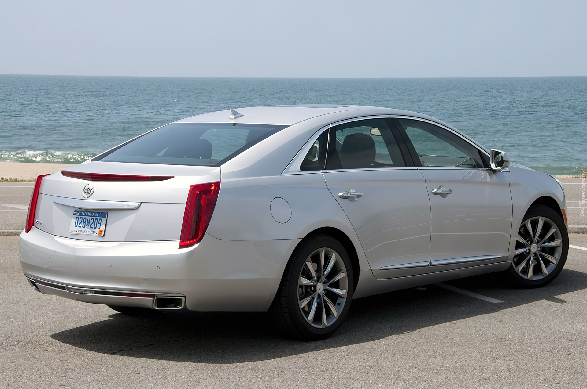 Srebrny, Cadillac XTS, Morze