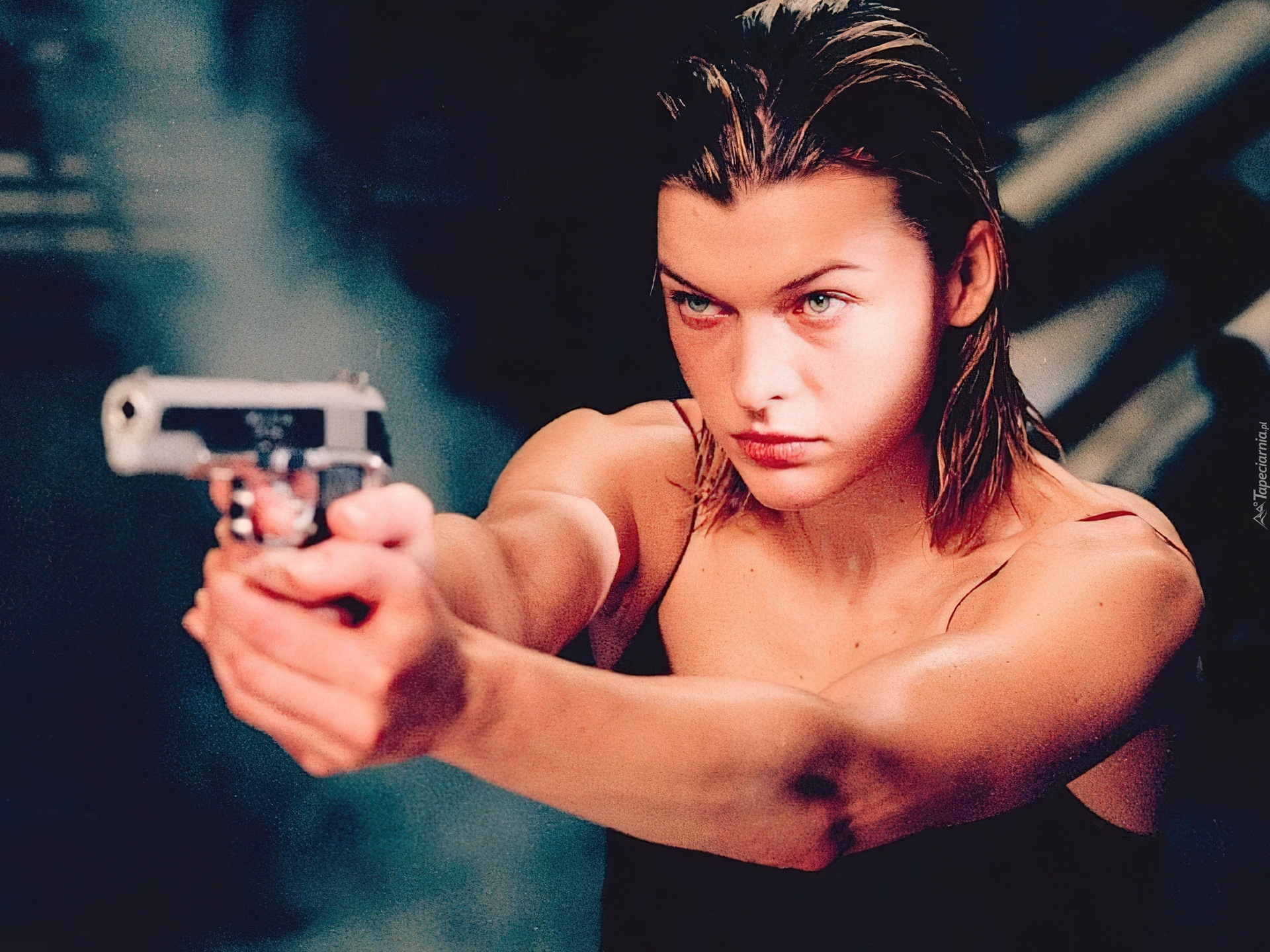 Milla Jovovich, Pistolet