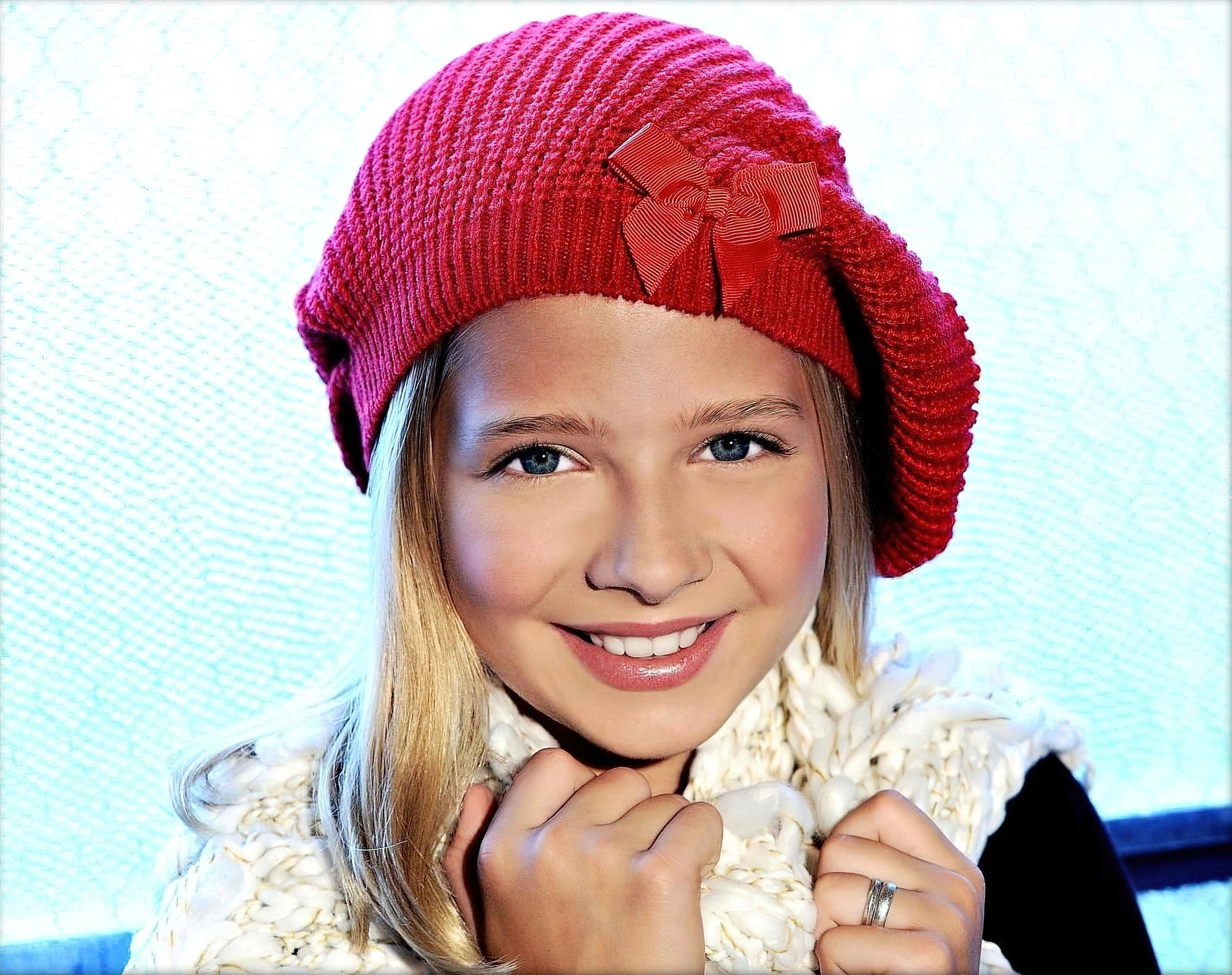 Jackie Evancho, Czerwona, Czapka, Uśmiech, Niebieskie, Tło