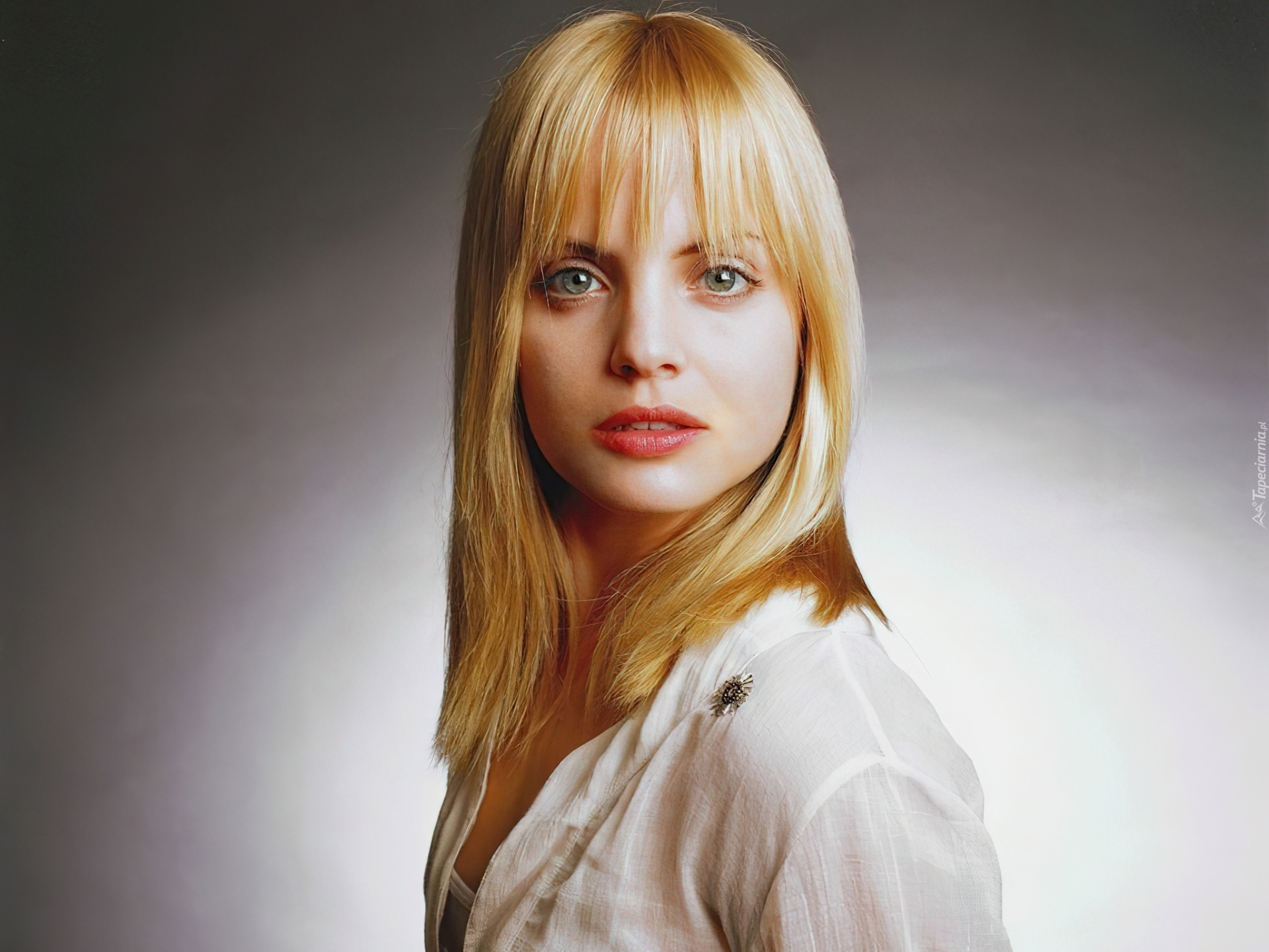 Mena Suvari, Blondynka