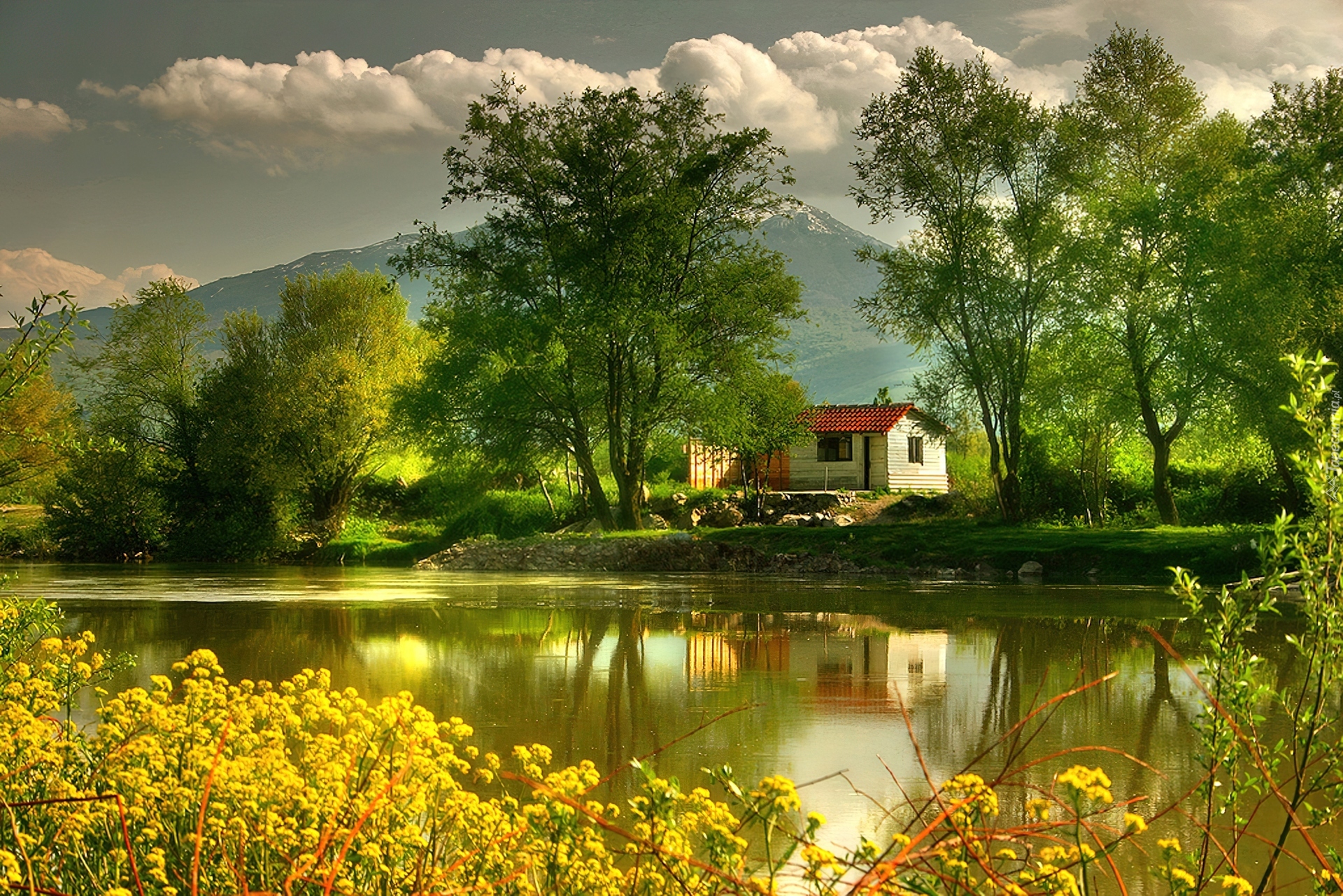 Domek, Nad, Rzeką