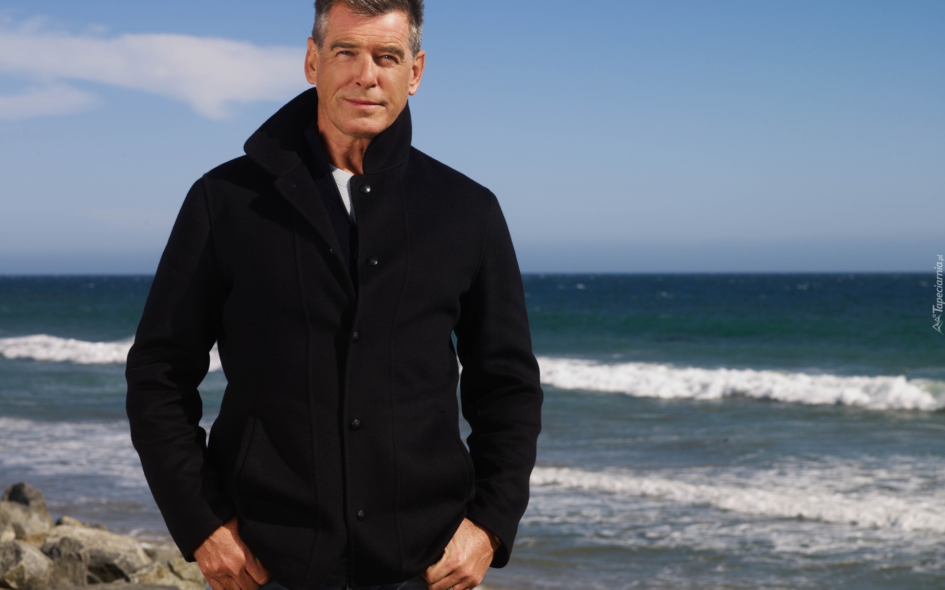 Plaża, Pierce Brosnan