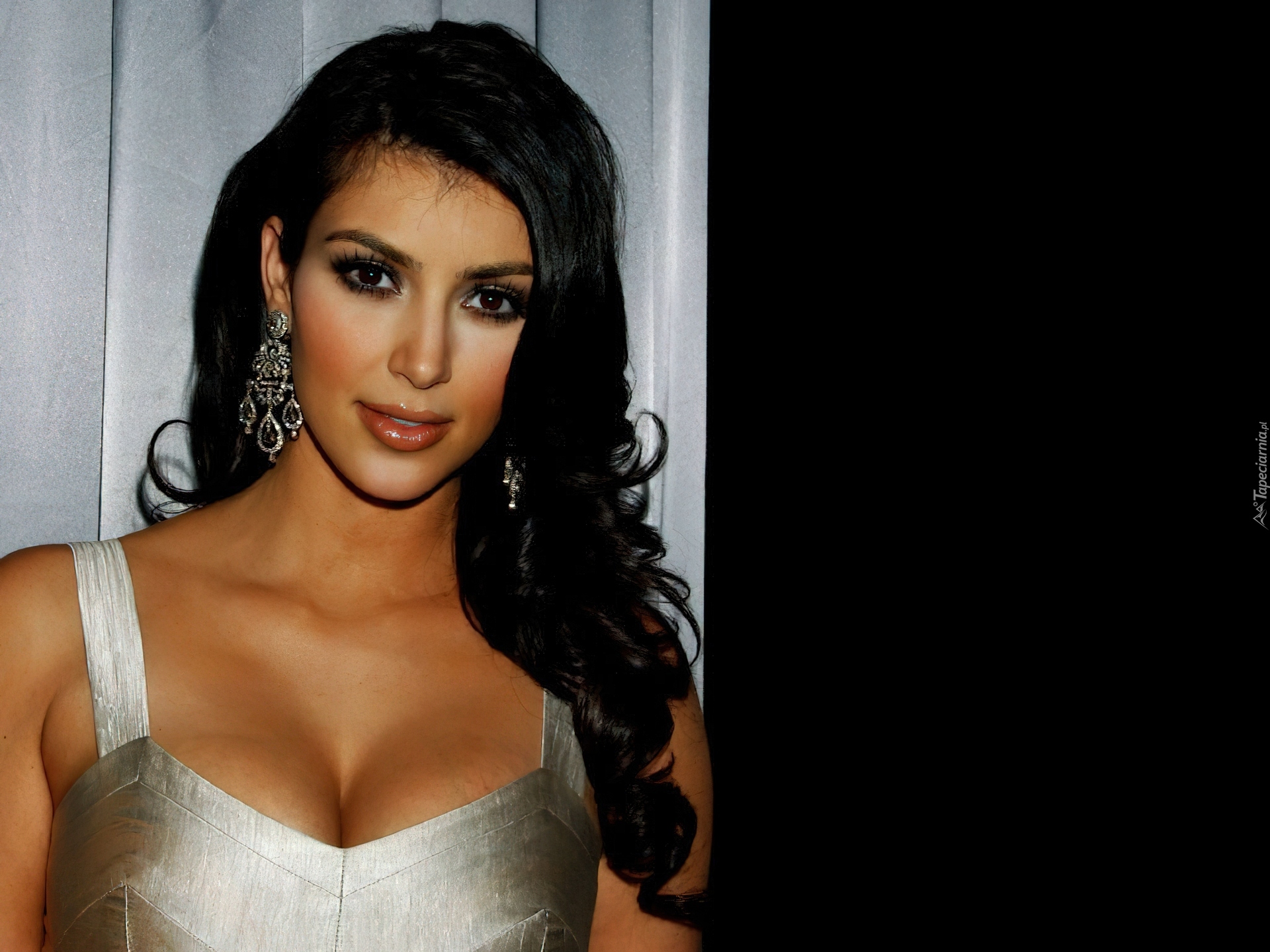 Kim Kardashian, Kobieta,kolczyki