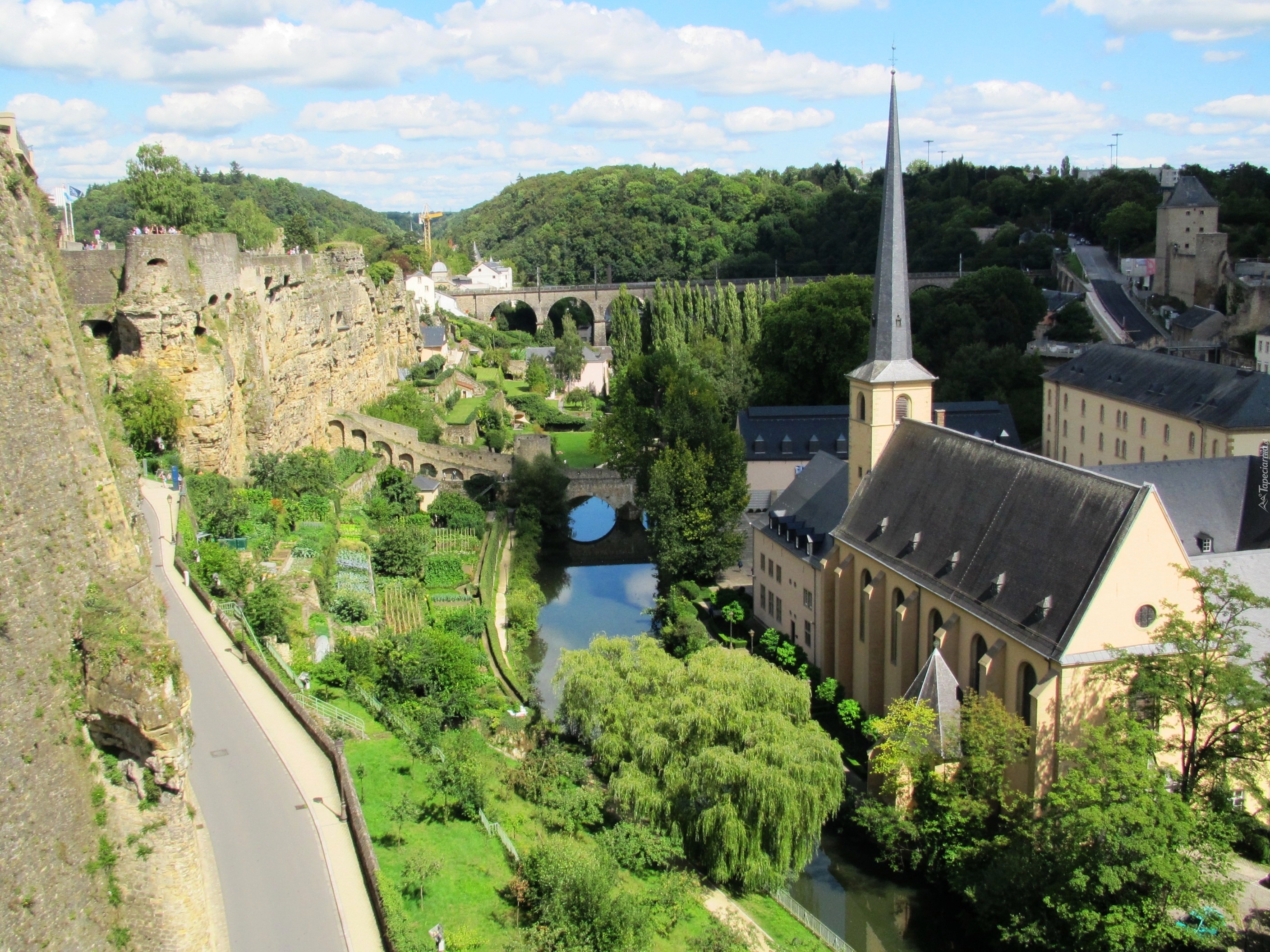 luksemburg-miasto-ko-ci-mury-zamkowe-rzeka-mozela