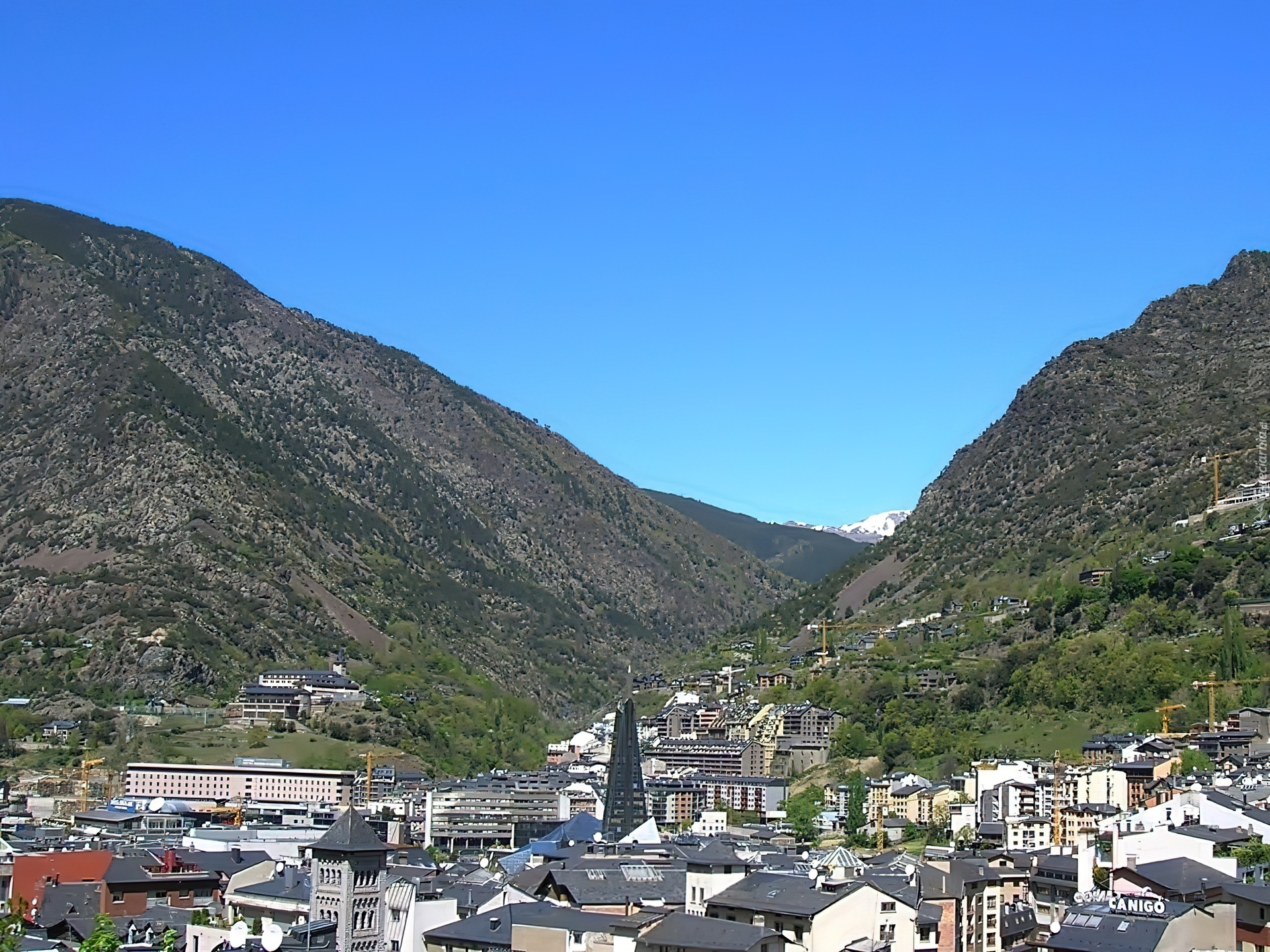 Pireneje, Fragment, Stolicy, Andorra la Vella