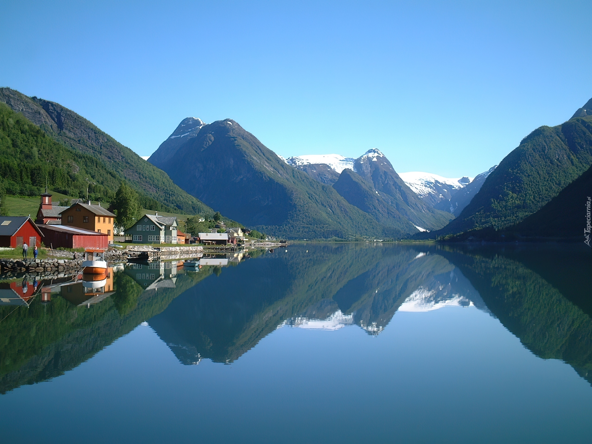 Озеро на севере страны. Согнефьорд Норвегия. Хеллесилт Норвегия. Фьорд в Норвегии Скандинавия. Байдаево.