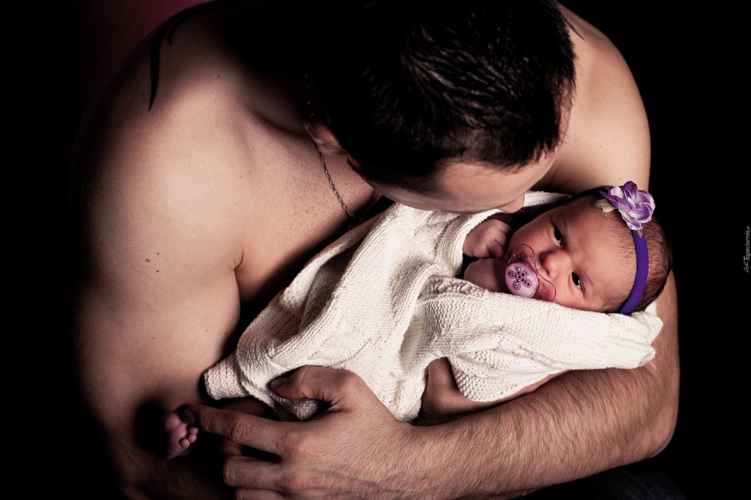 Папа держит дочку. Мужчина с младенцем. Новорожденный с папой. Мужчина с ребенком на руках. Отец с младенцем на руках.