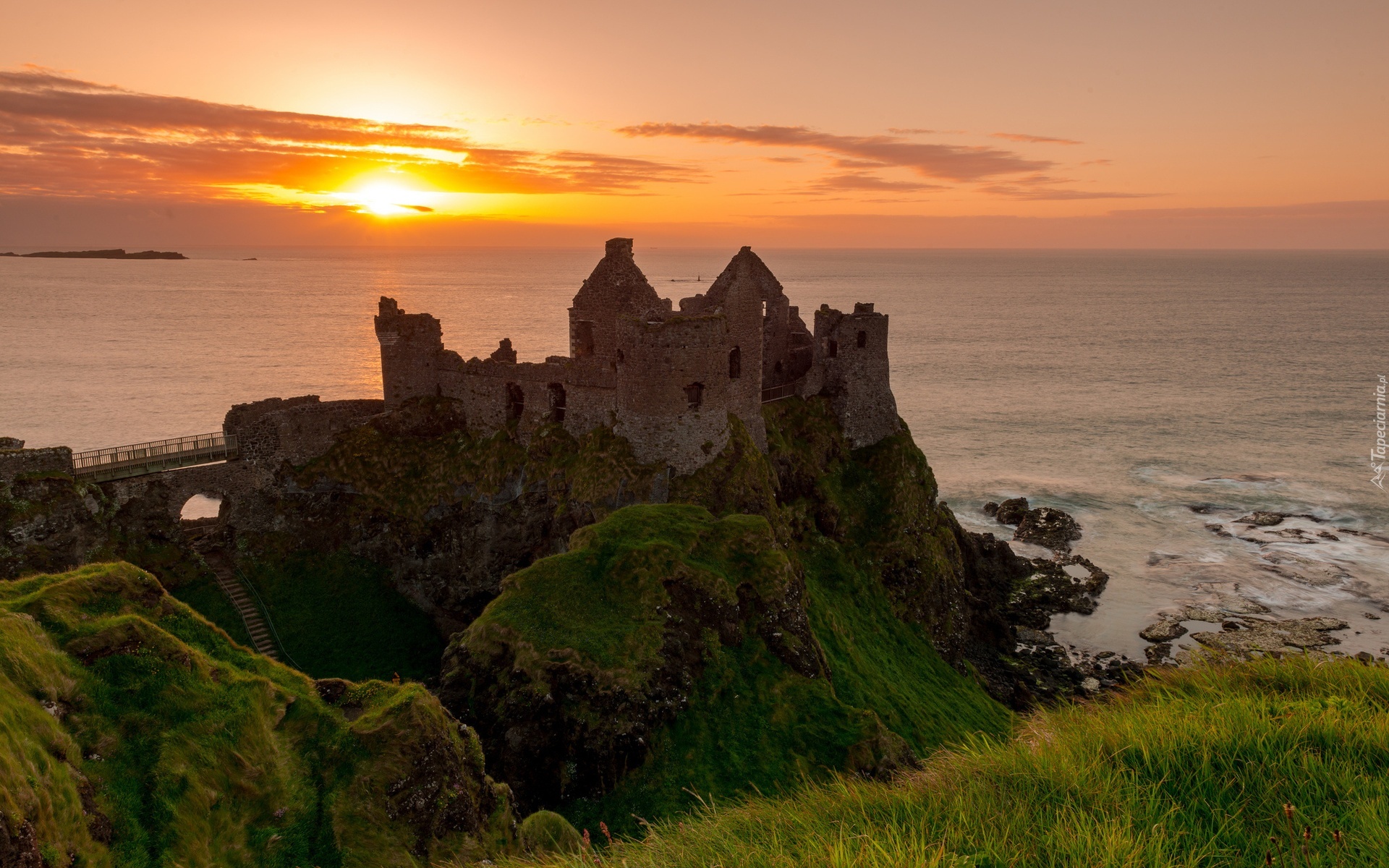 Zamek Dunluce Castle, Irlandia Północna, Hrabstwo Antrim, Wybrzeże, Ruiny, Zachód słońca, Morze