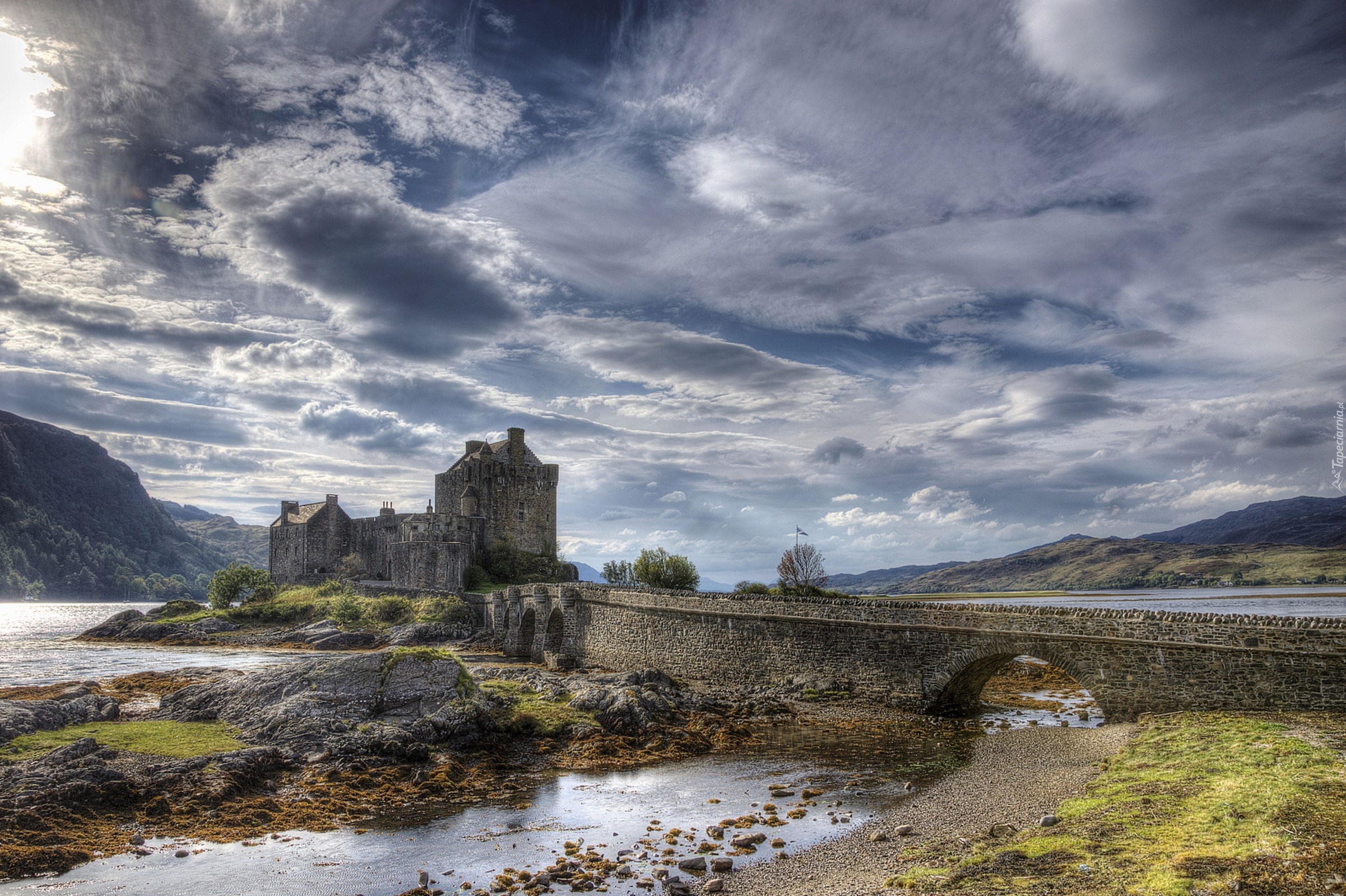 Szkocja, Zamek Eilean Donan Castle, Jezioro Loch Duich, Kamienny most