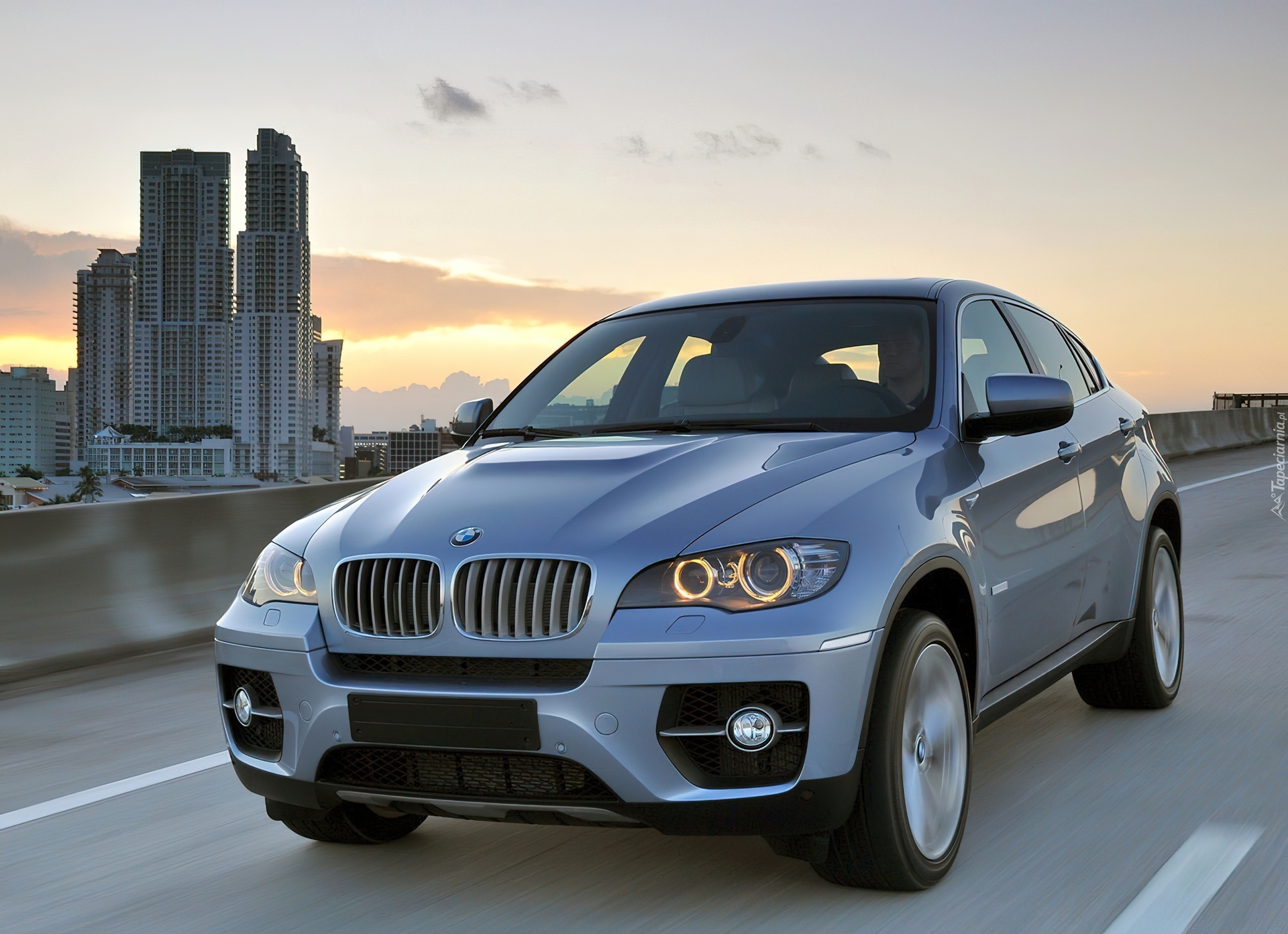 BMW x6, Droga, Domy