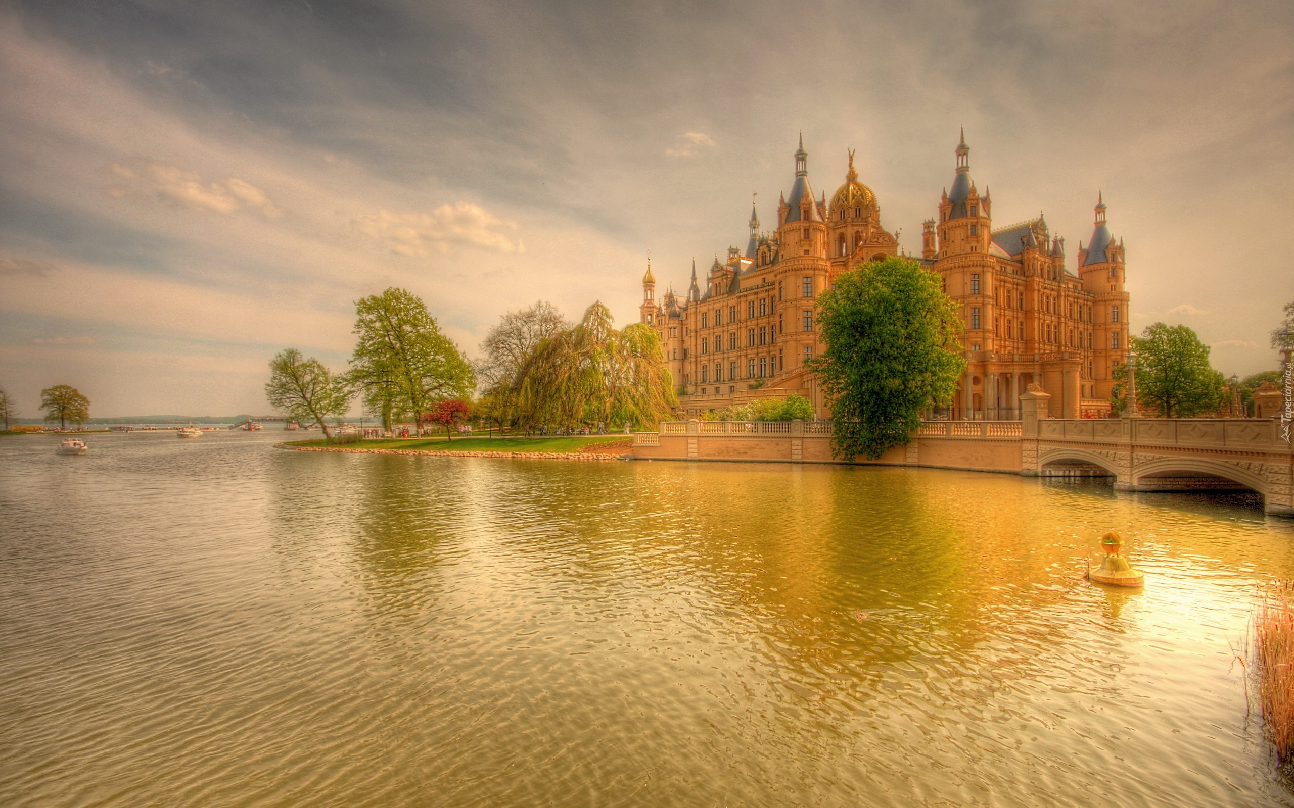 Zamek w Schwerinie, Schweriner Schloss, Jezioro Schweriner See, Miasto Schwerin, Meklemburgia, Niemcy