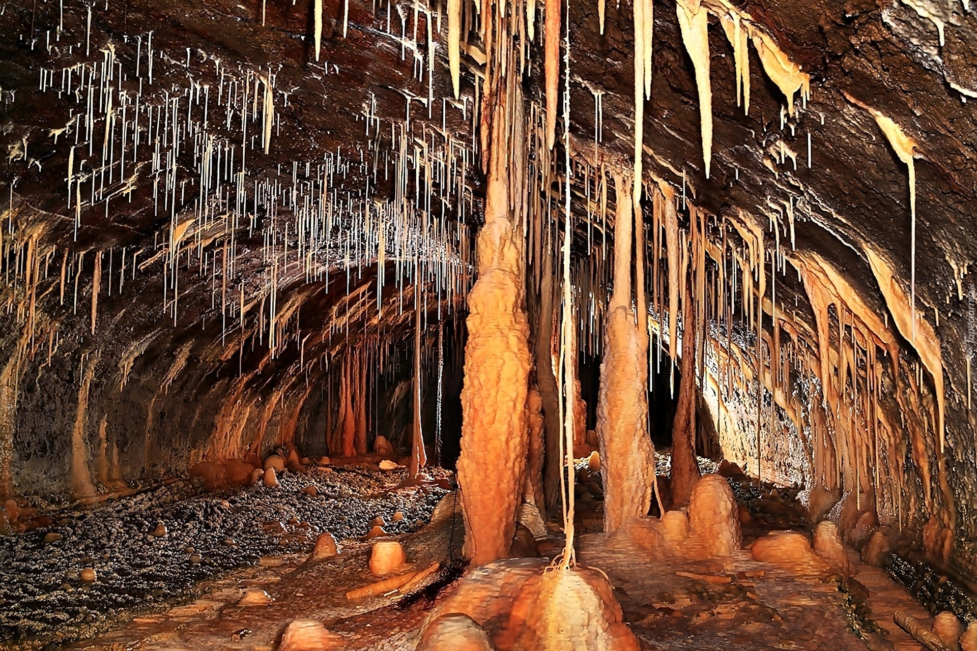 jaskinia-stalaktyty-stalagmity