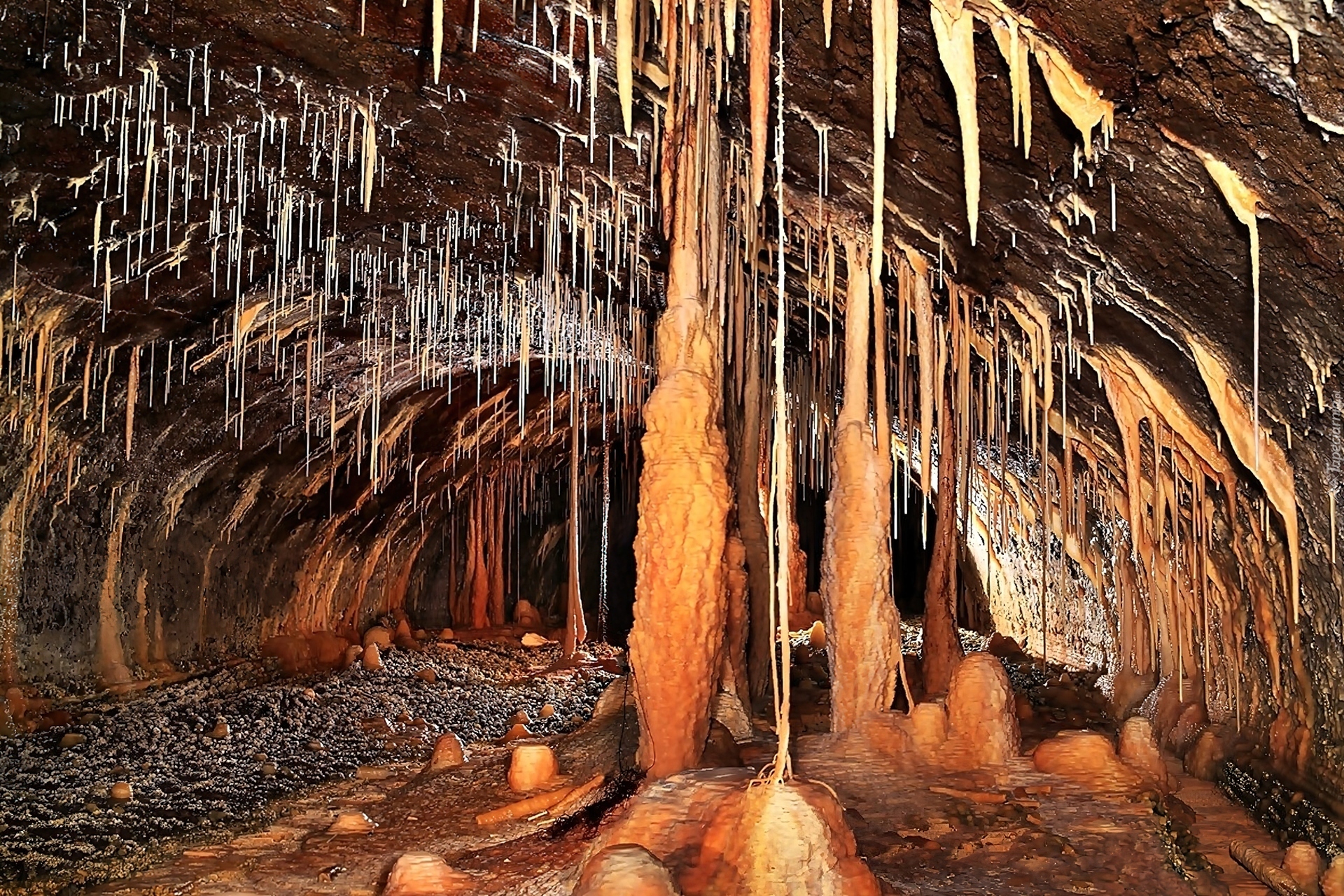 Jaskinia, Stalaktyty, Stalagmity