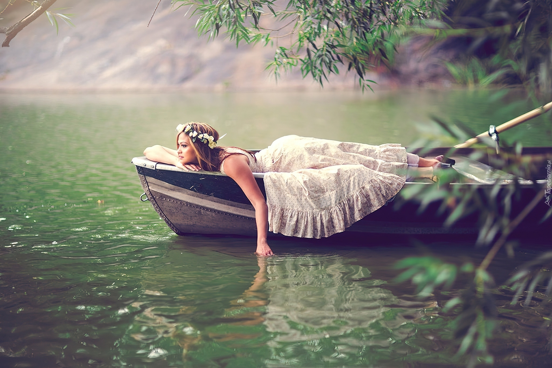 Умиротворенную жизнь. Девушка в лодке. Фотосессия в лодке. Фотосессия в лодке девушка. Девушка в лодке на озере.