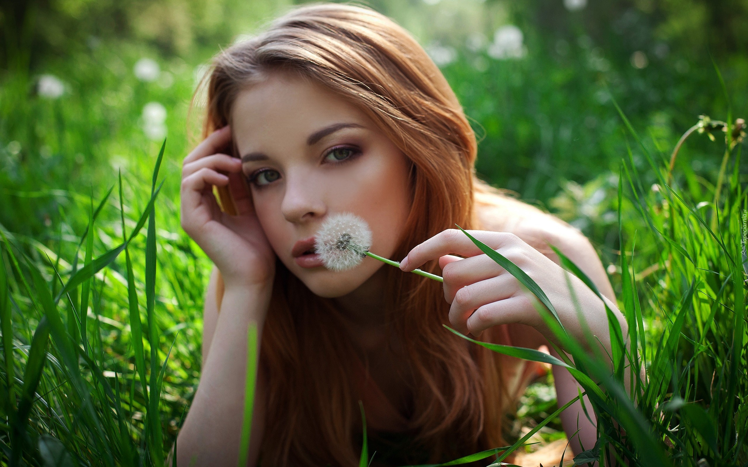 Девушка на зеленой траве без смс