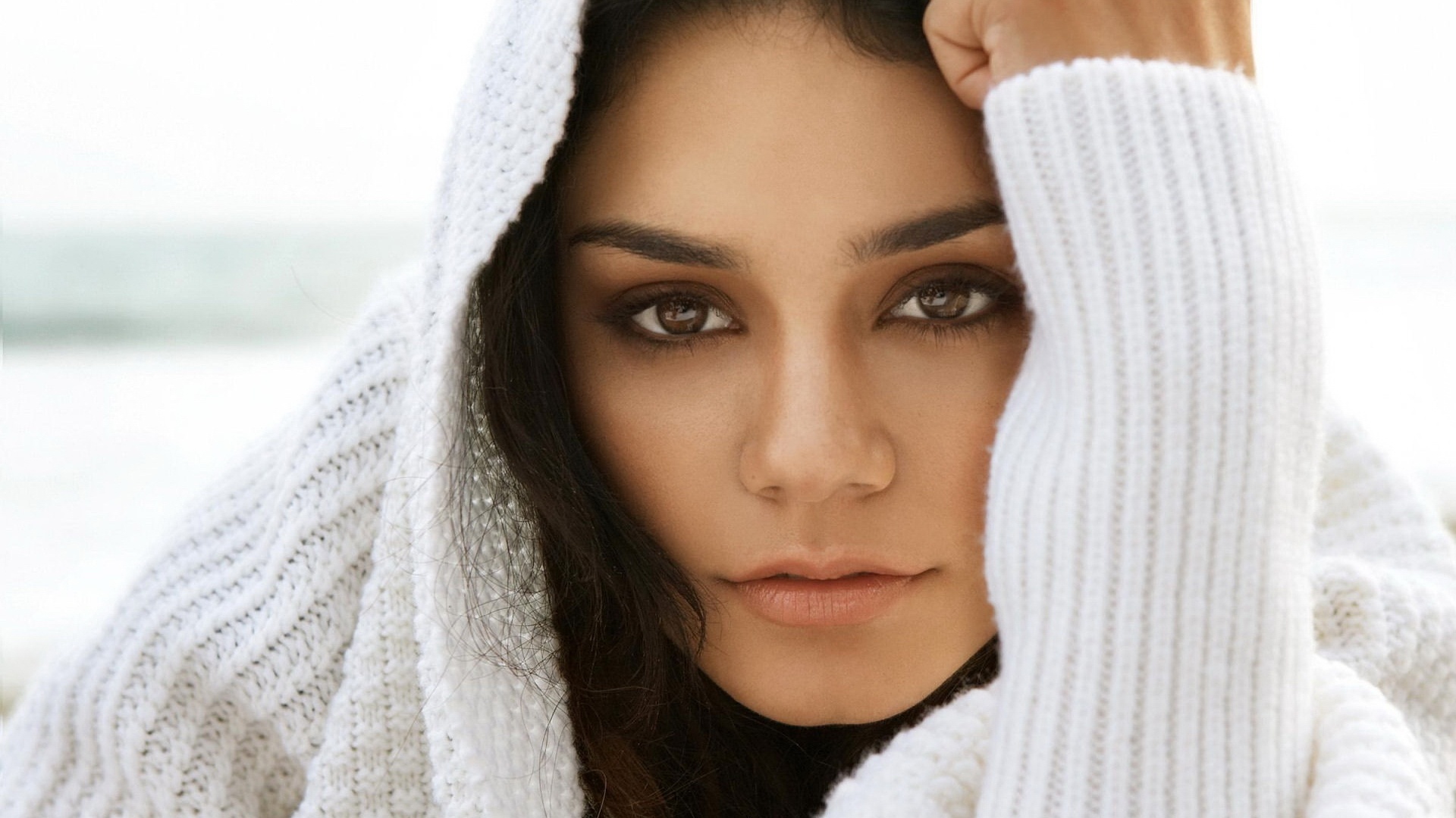 Vanessa Hudgens, Brunetka, Sweterek