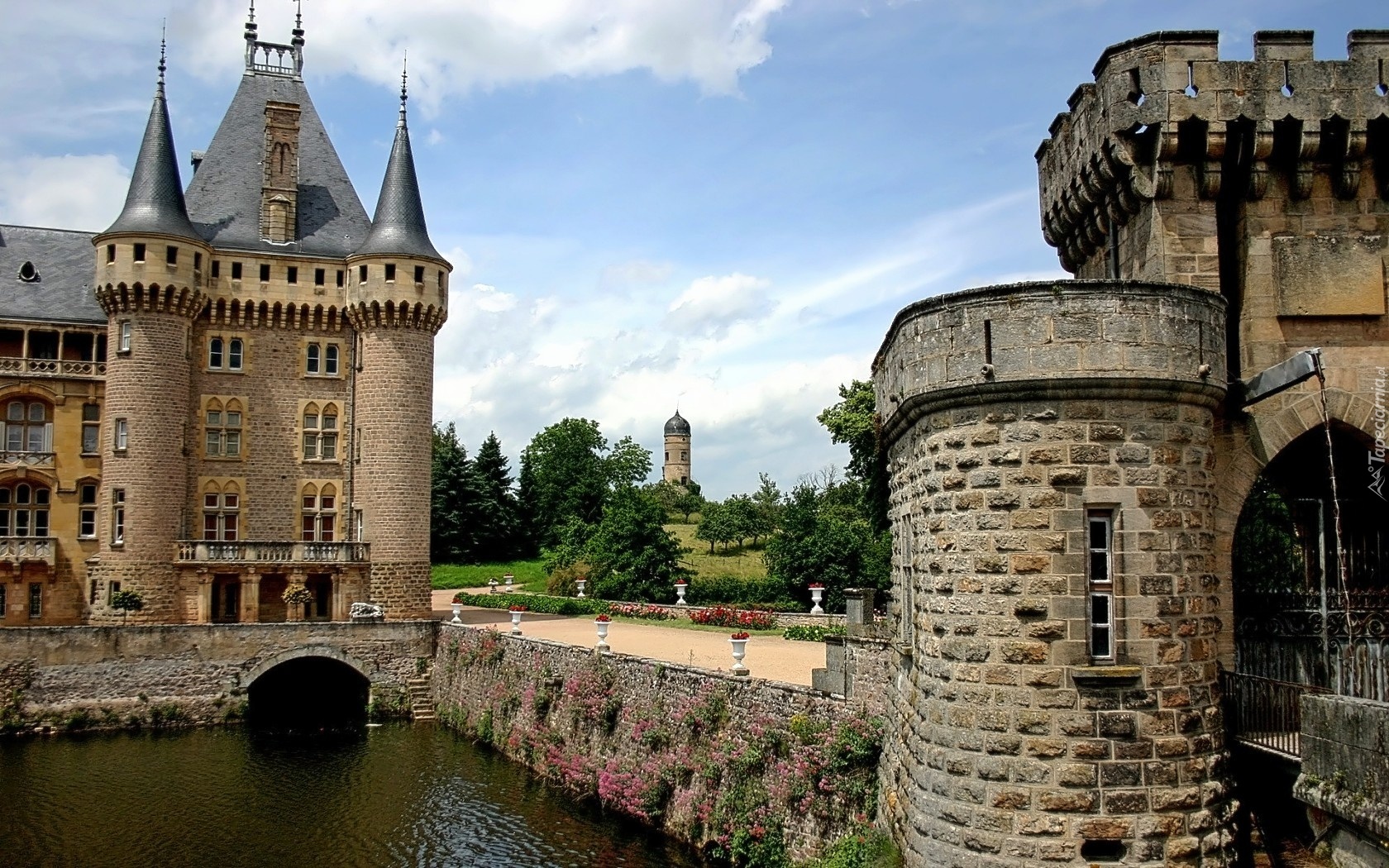 Zamek La Clayette, Chateau de la Clayette, Region Bourgogne, Francja