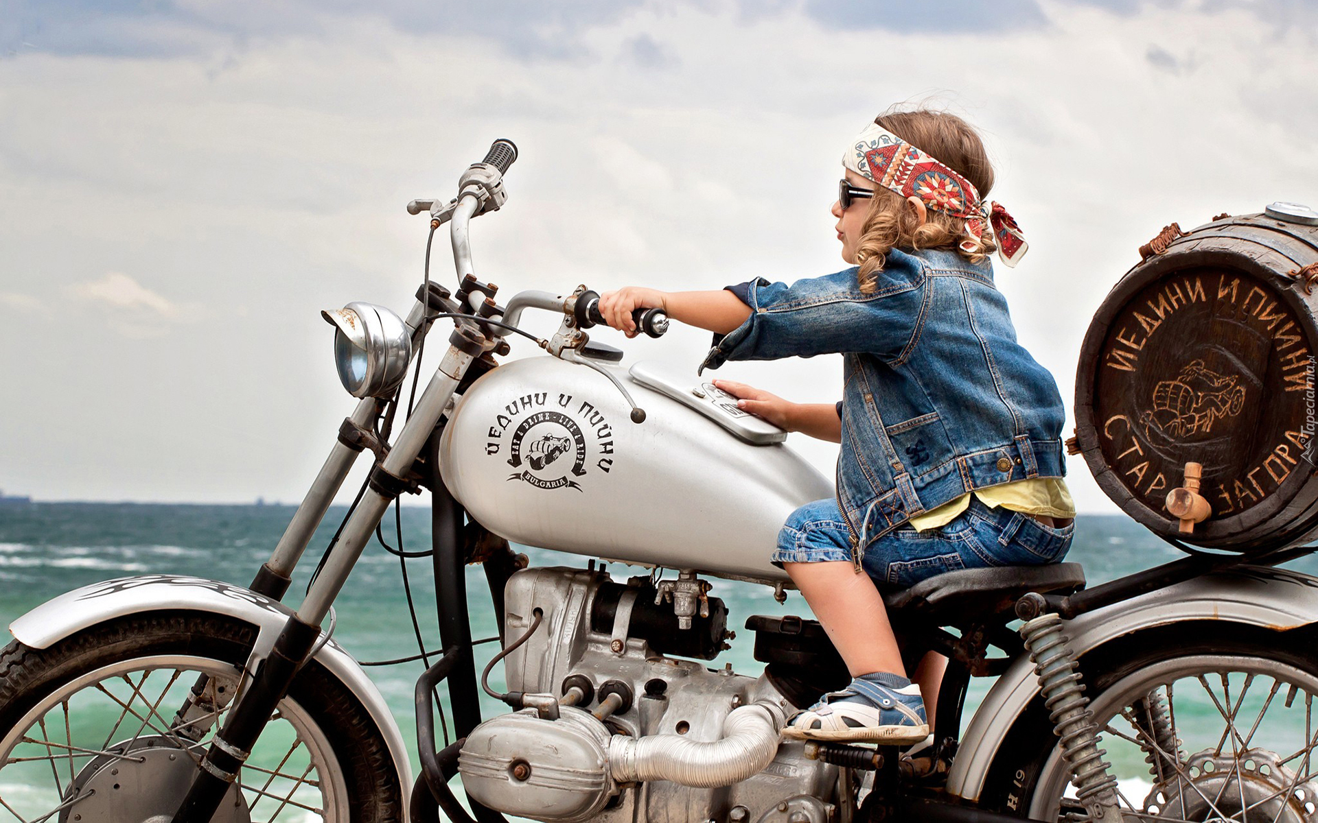 Дети ездят на мотоциклах. Детская фотосессия с мотоциклом. Девочка на мотоцикле. Мотоцикл для детей. Фотосессия на мотоцикле.