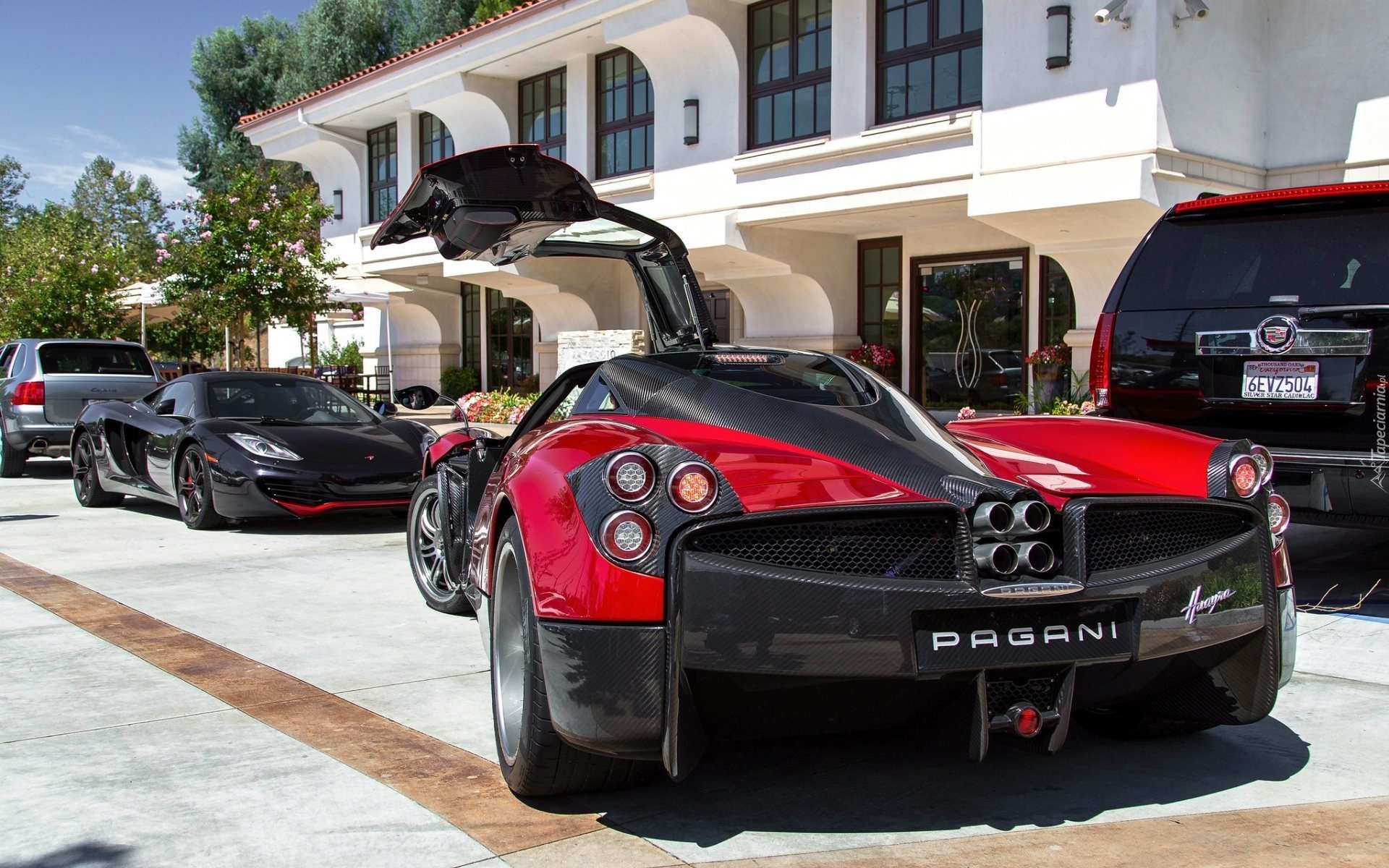 Pagani, Parking, Budynek