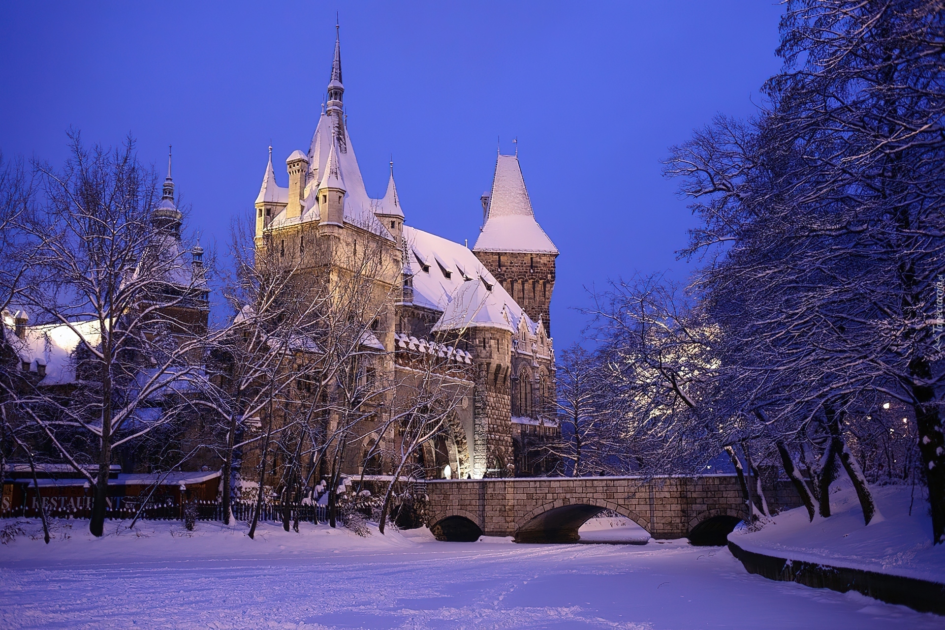 Węgry, Budapeszt, Zamek Vajdahunyad, Zima, Mostek