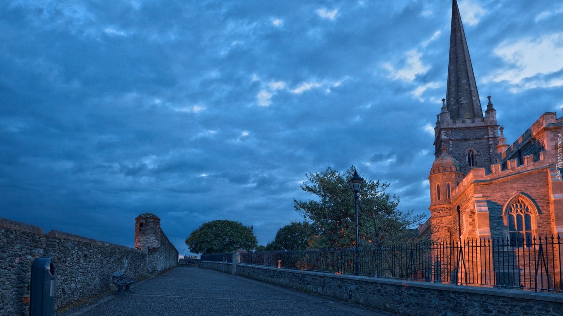 Kościół anglikański Saint Columb, Hrabstwo Londonderry, Irlandia Północna, Wielka Brytania, Droga