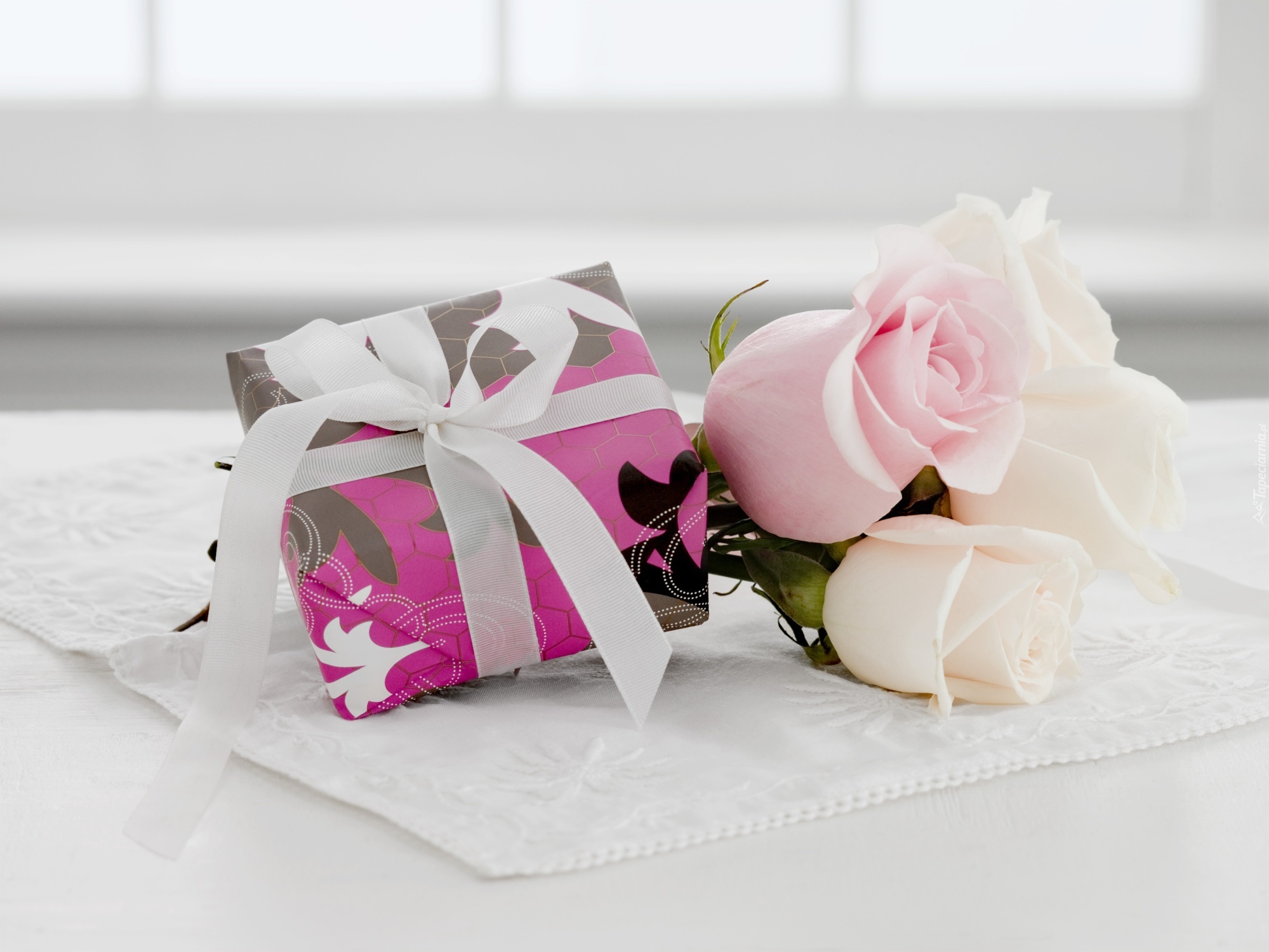 С днем рождения женщине нежно стильно. Красивый букет в подарок. Красивые подарки. Цветы подарок для девушки. Подарок на день рождения.