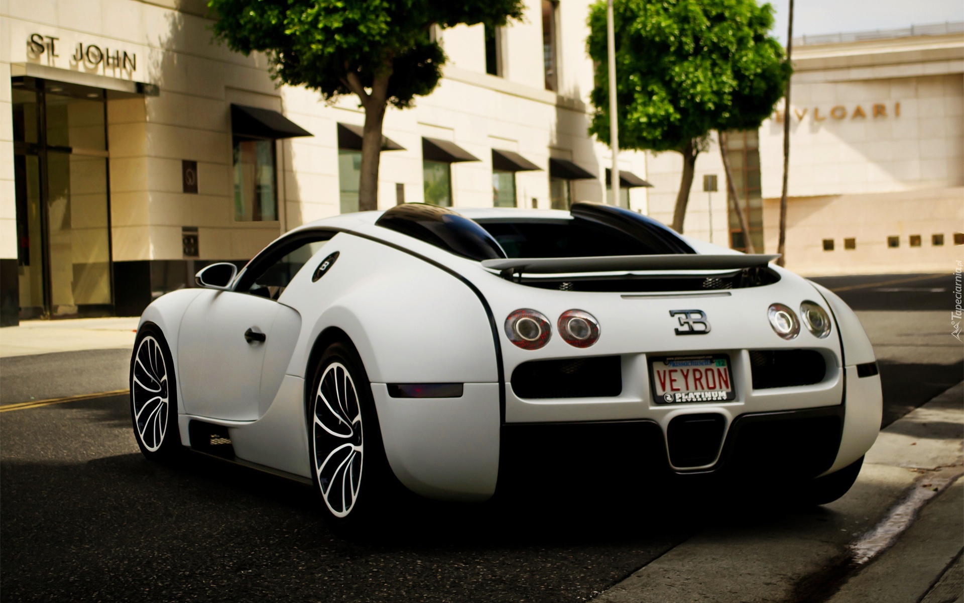 Bugatti, Ulica, Parking