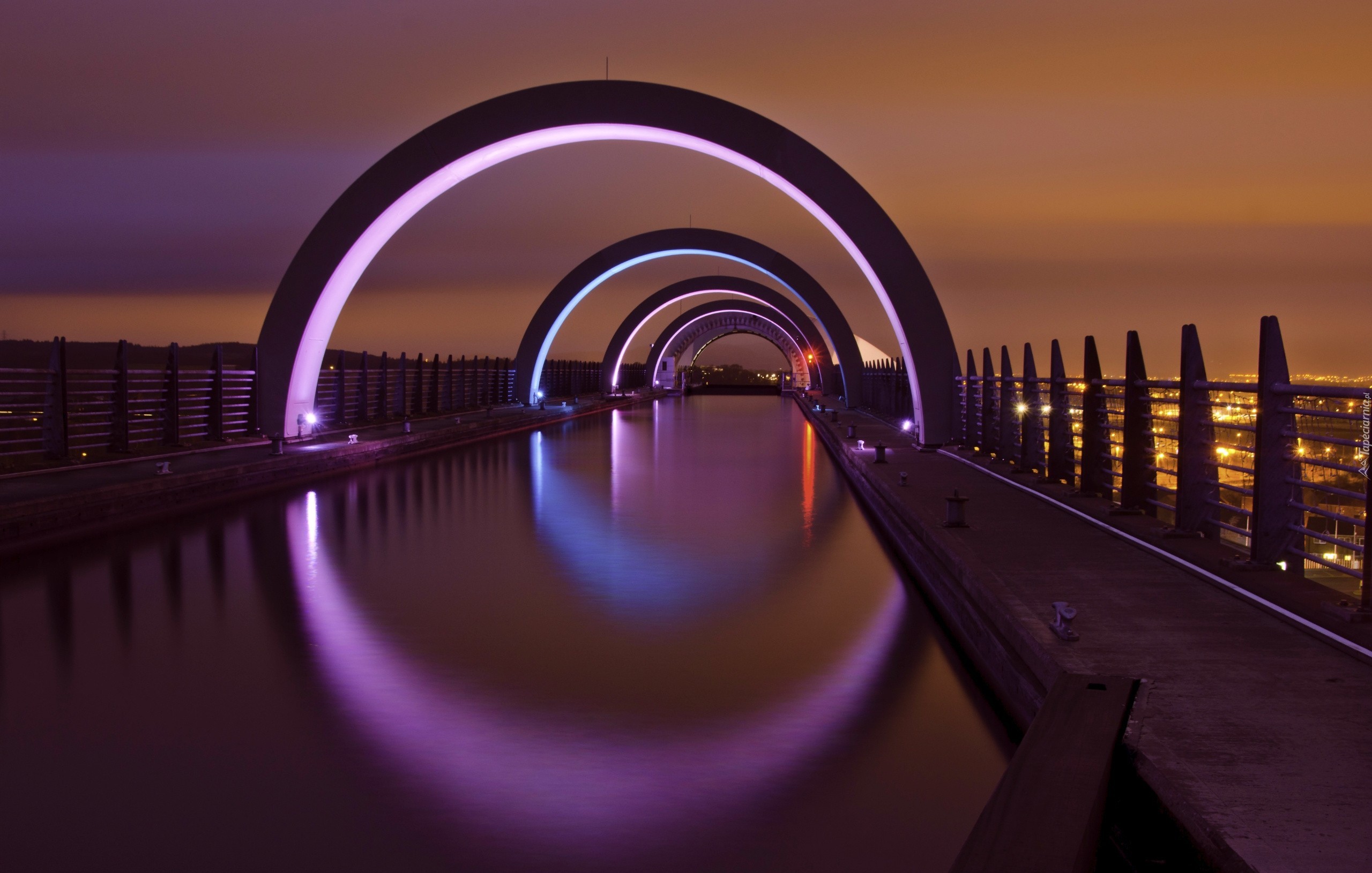 Фото обои экрана блокировки. Фолкеркское колесо в Шотландии. Фолкерк мост. Фалкирк Шотландия. Мост в Шотландии в городе Фолкере.
