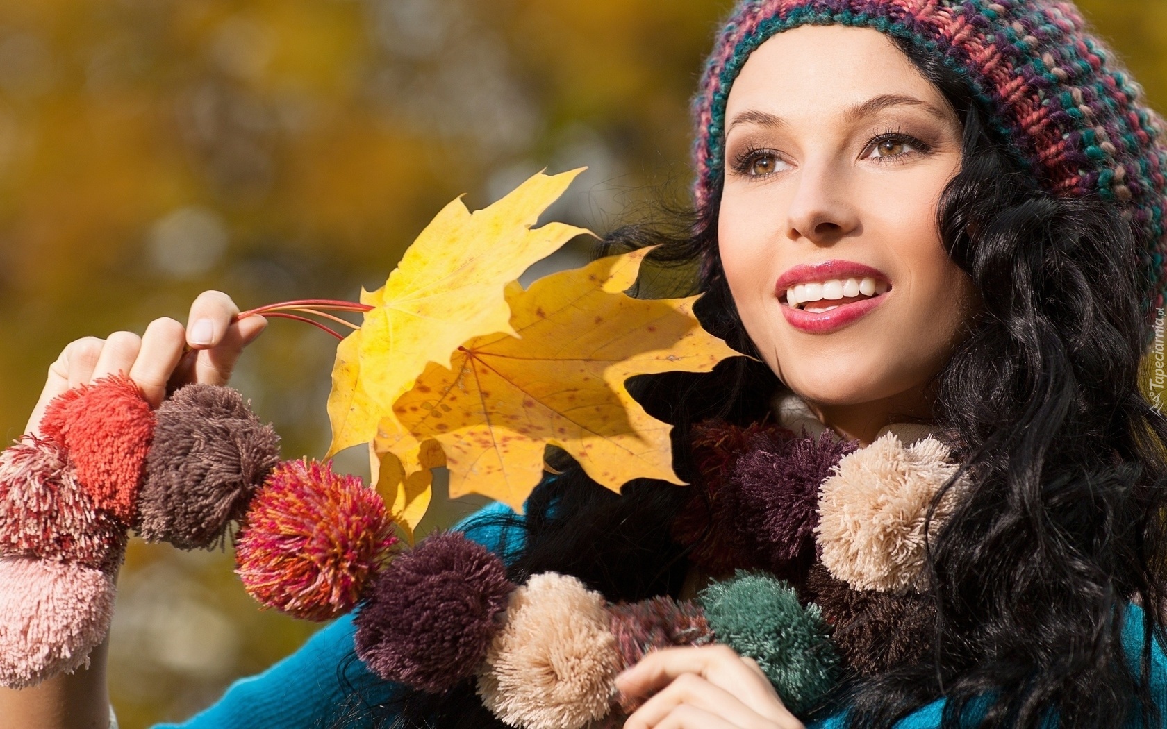 Девушка брюнетка осень с листьями скачать