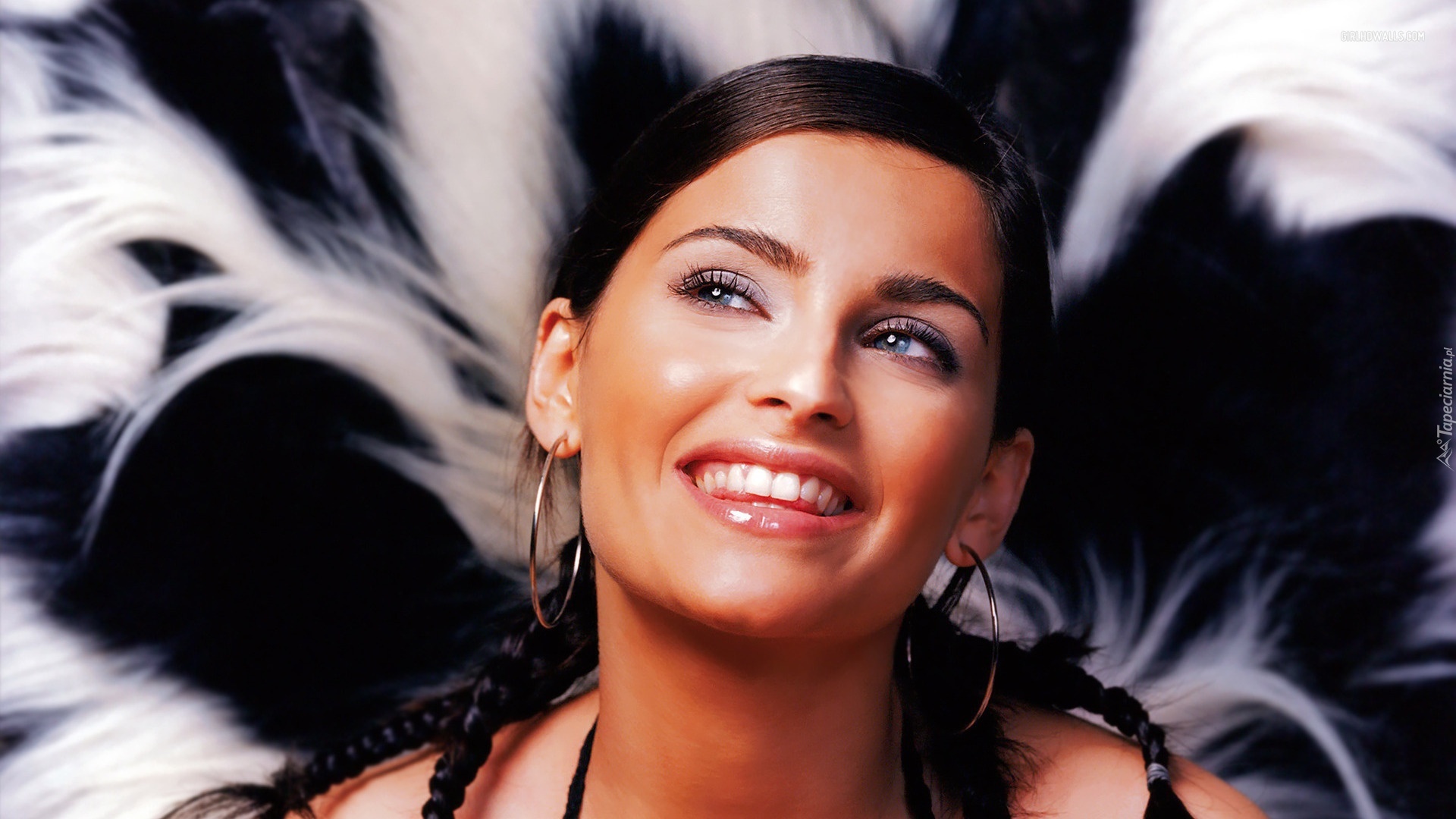 Uśmiechnięta, Nelly Furtado, Kolczyki