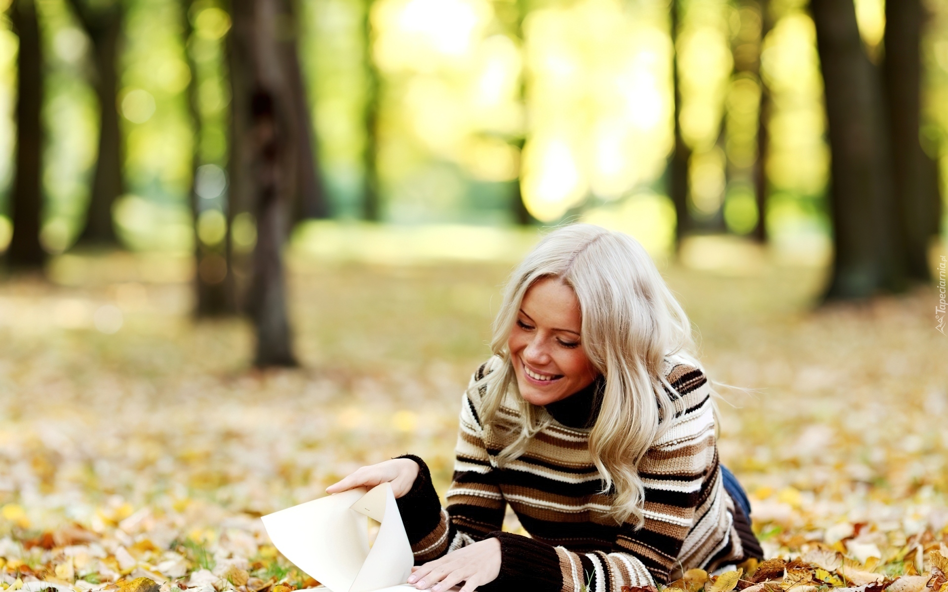 Blondynka, Uśmiechnięta, Kobieta, Książka, Jesień, Park