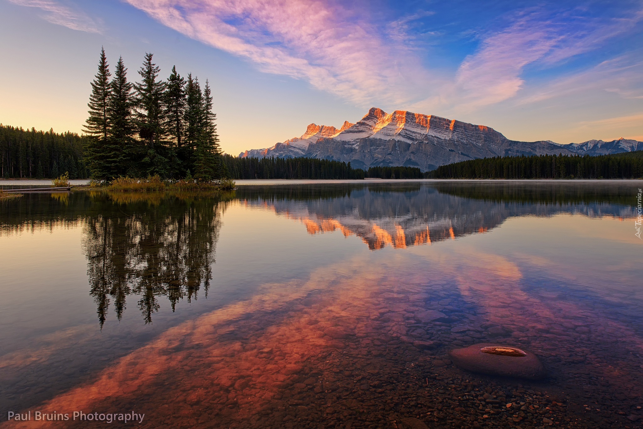 Kanada, Alberta, Park Narodowy Banff, Jezioro Two Jack Lake, Góra Mount Rundle, Drzewa