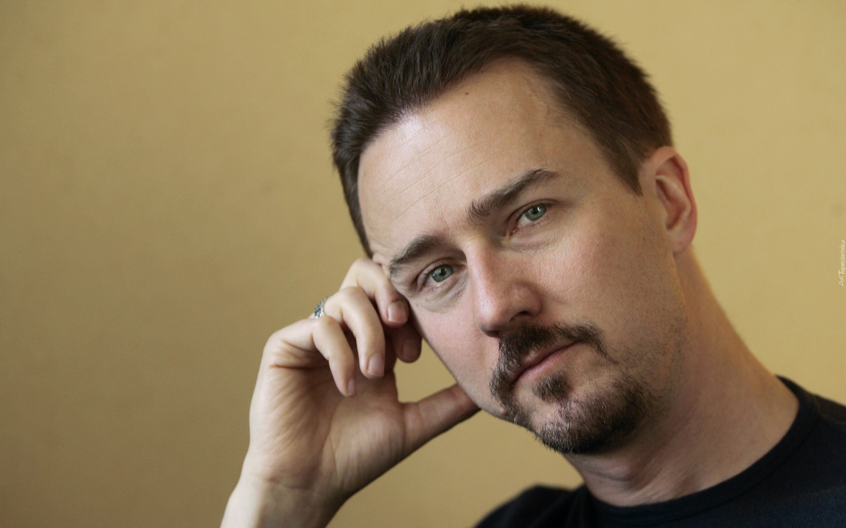 Edward Norton, Zarost