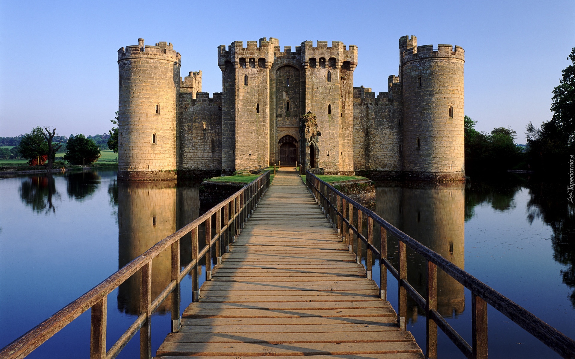 Zamek Bodiam, Bodiam Castle, Wieś Robertsbridge, Anglia, Mostek, Fosa