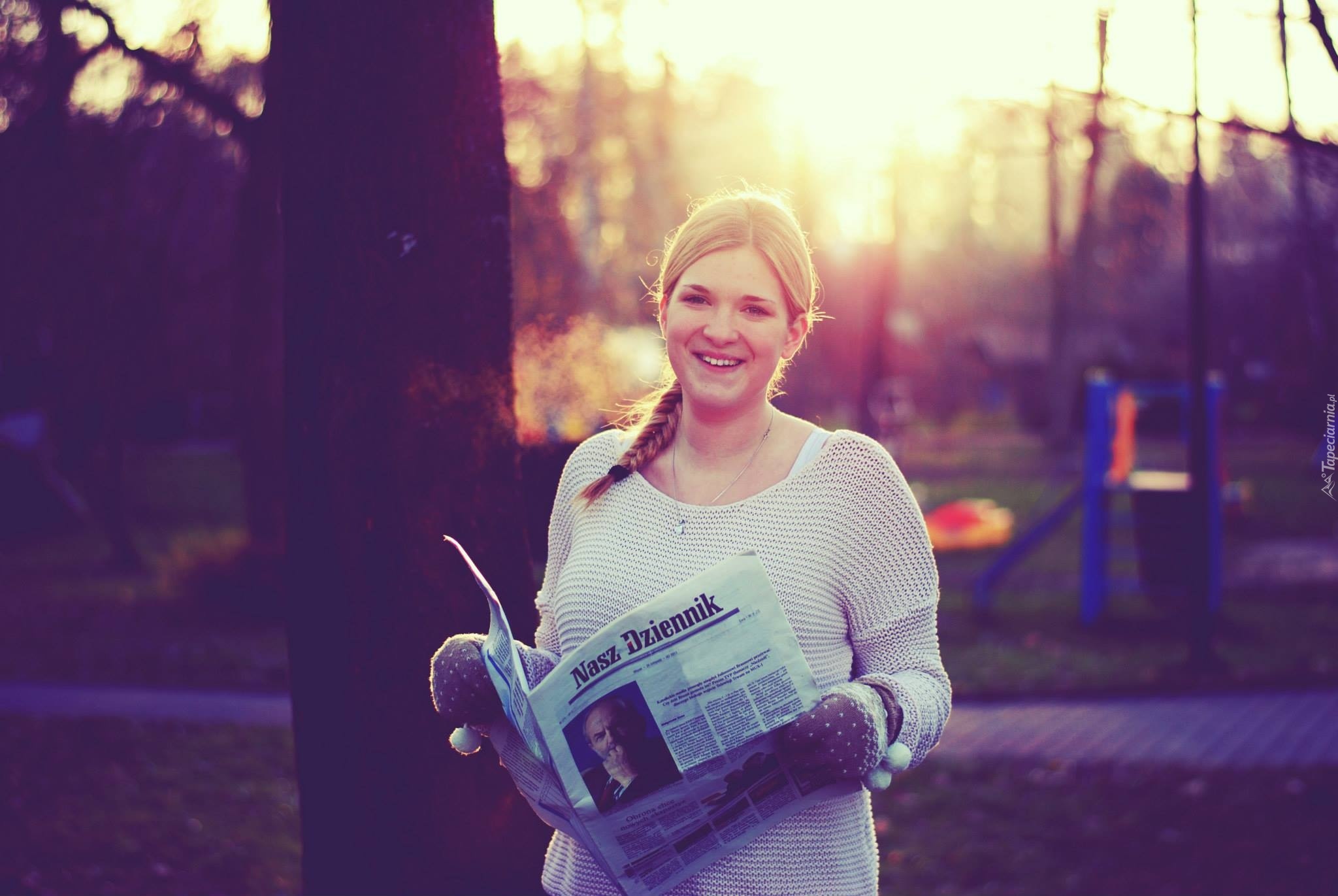 Uśmiechnięta ,Kobieta, Blondynka, Rękawiczki, Gazeta