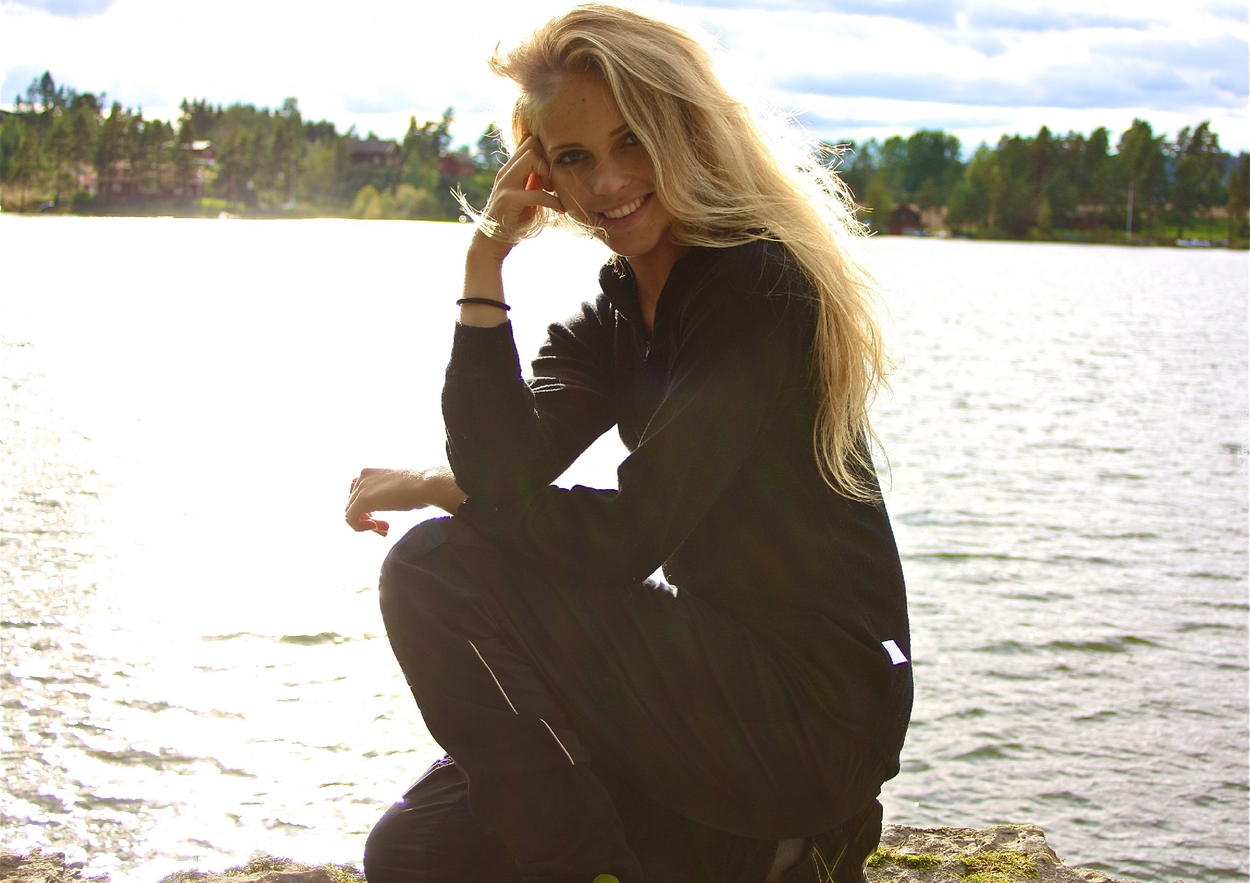 Emilie Marie Nereng, Blondynka, Uśmiech, Jezioro