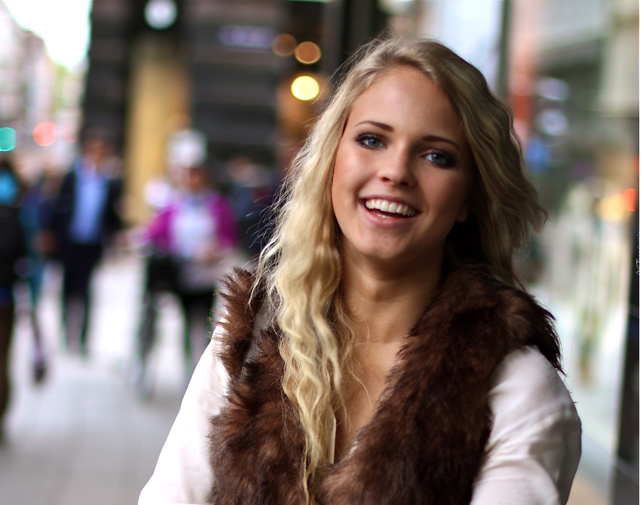 Emilie Marie Nereng, Uśmiech, Kamizelka