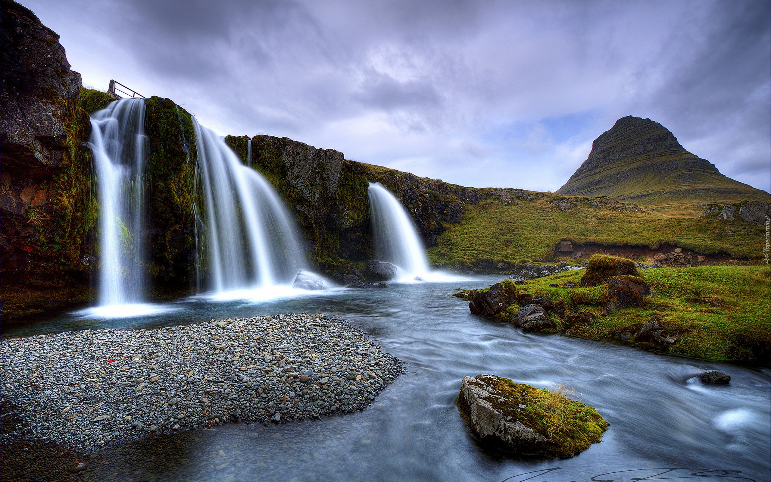 Islandia, Góra Kirkjufell, Wodospad Kirkjufellsfoss, Kamienie