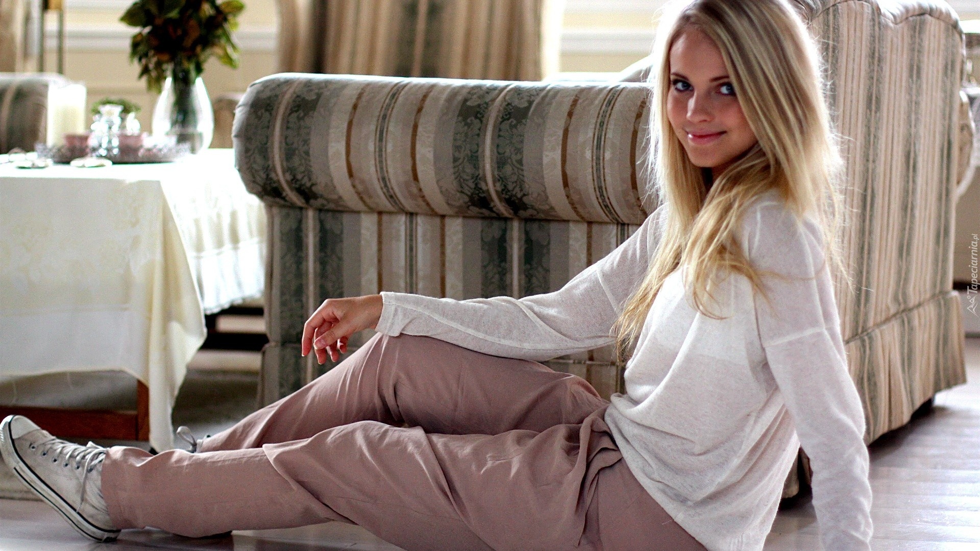 Emilie Marie Nereng, Spodnie, Sportowe, Obuwie, Fotel