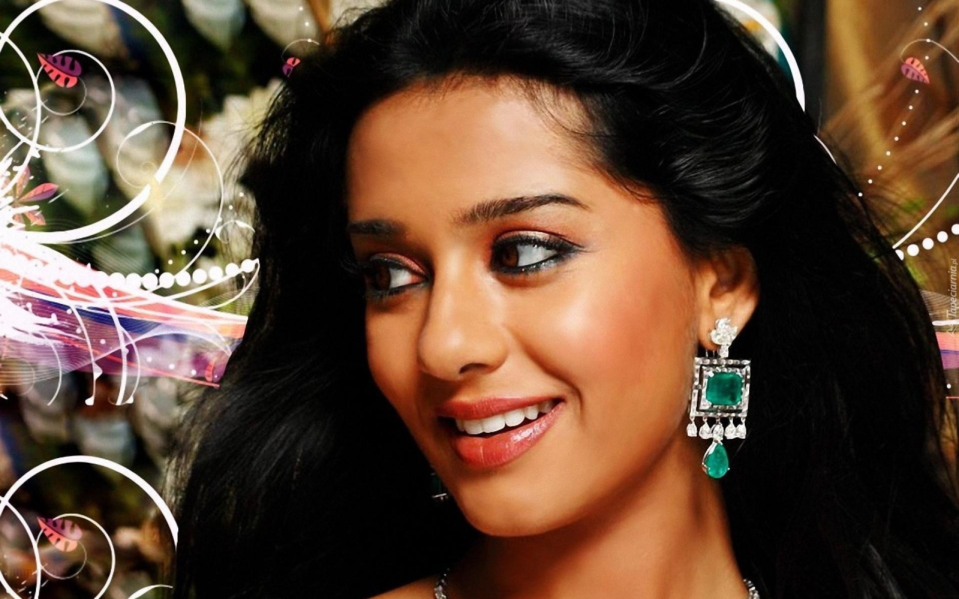 Amrita Rao, Brunetka, Uśmiech