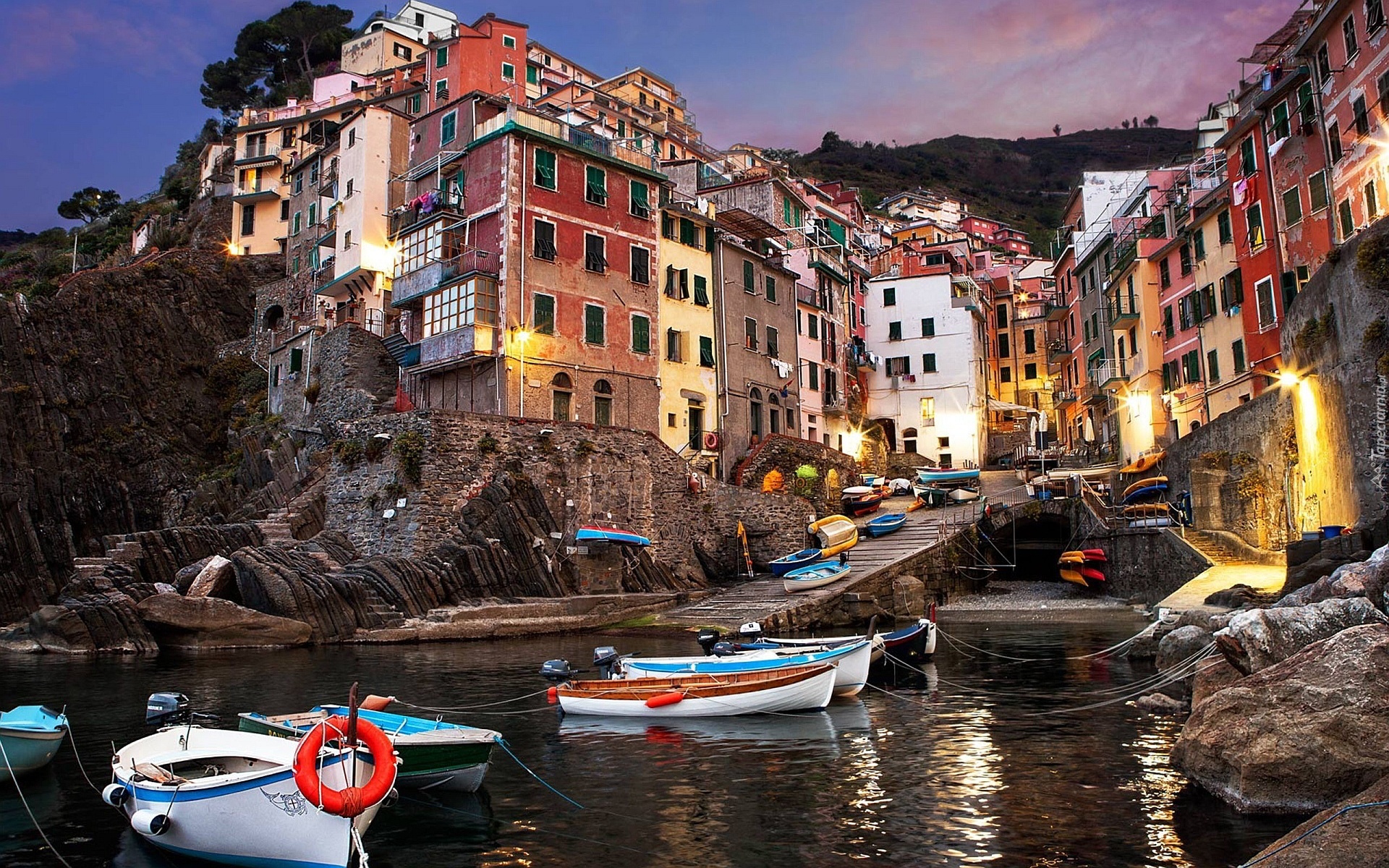 Włochy, Miasto Manarola, Łódki, Domy