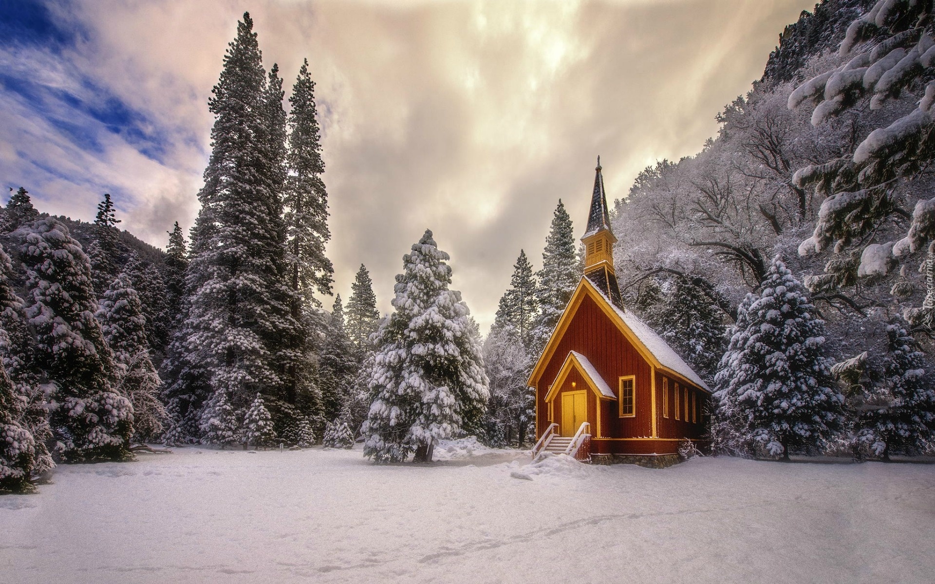Zima, Świerki, Drzewa, Kaplica, Kościółek, Las, Park Narodowy Yosemite, Stan Kalifornia, Stany Zjednoczone