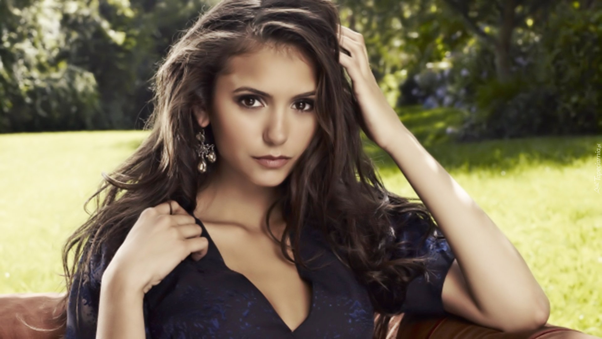 Nina Dobrev, Kolczyk