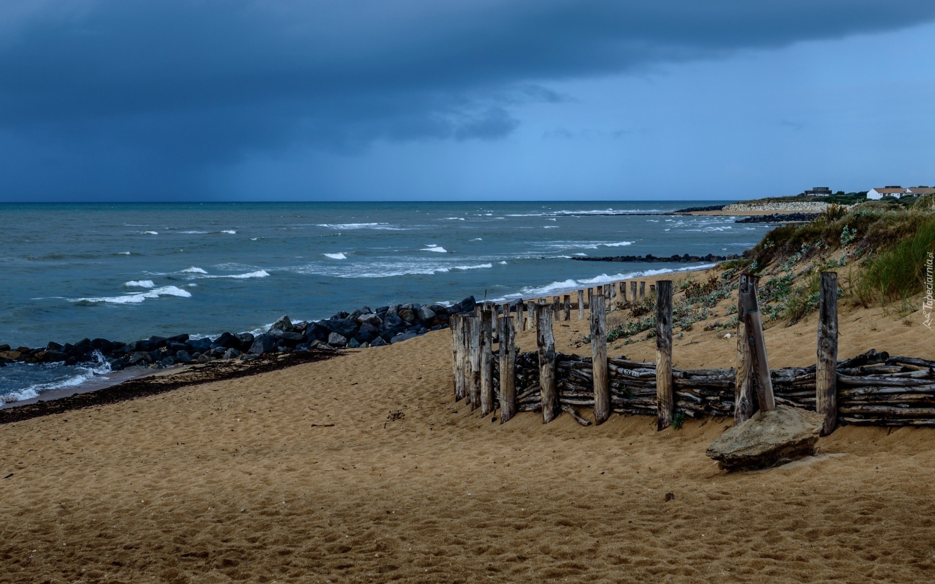 Plaża, Morze, Fale, Kamienie, Budynki