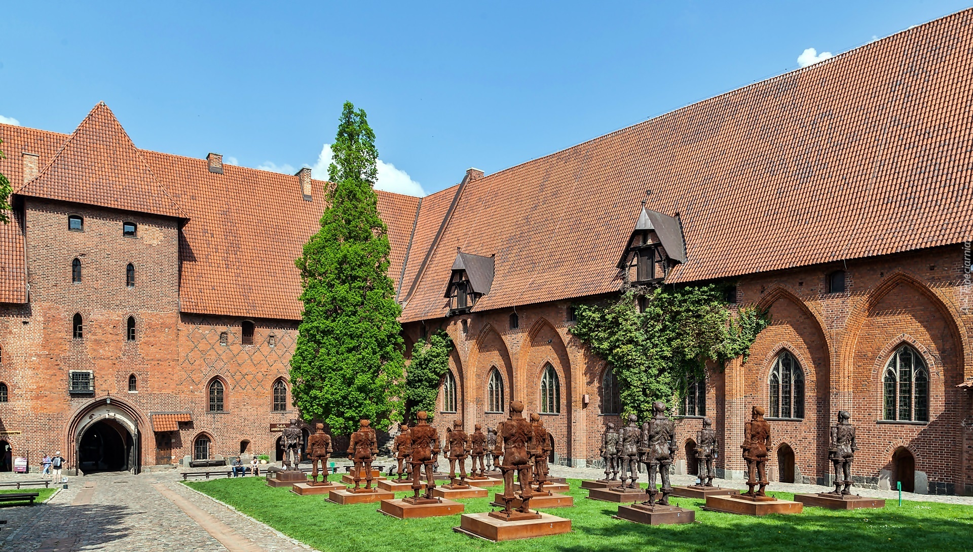 Malbork, Zamek,  Wewnętrzny, Dziedziniec, Posągi