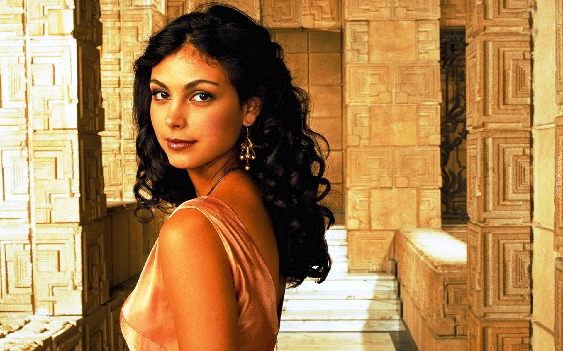 Morena Baccarin, Brunetka, Kolczyk