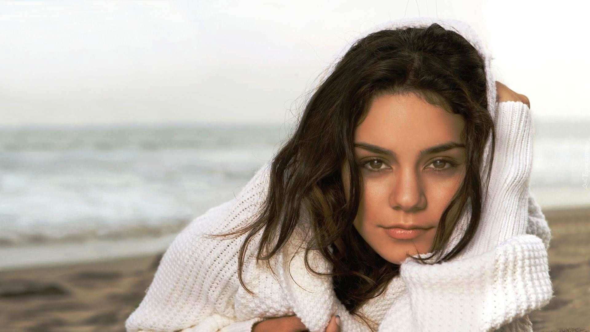 Vanessa Hudgens, Biały, Sweterek